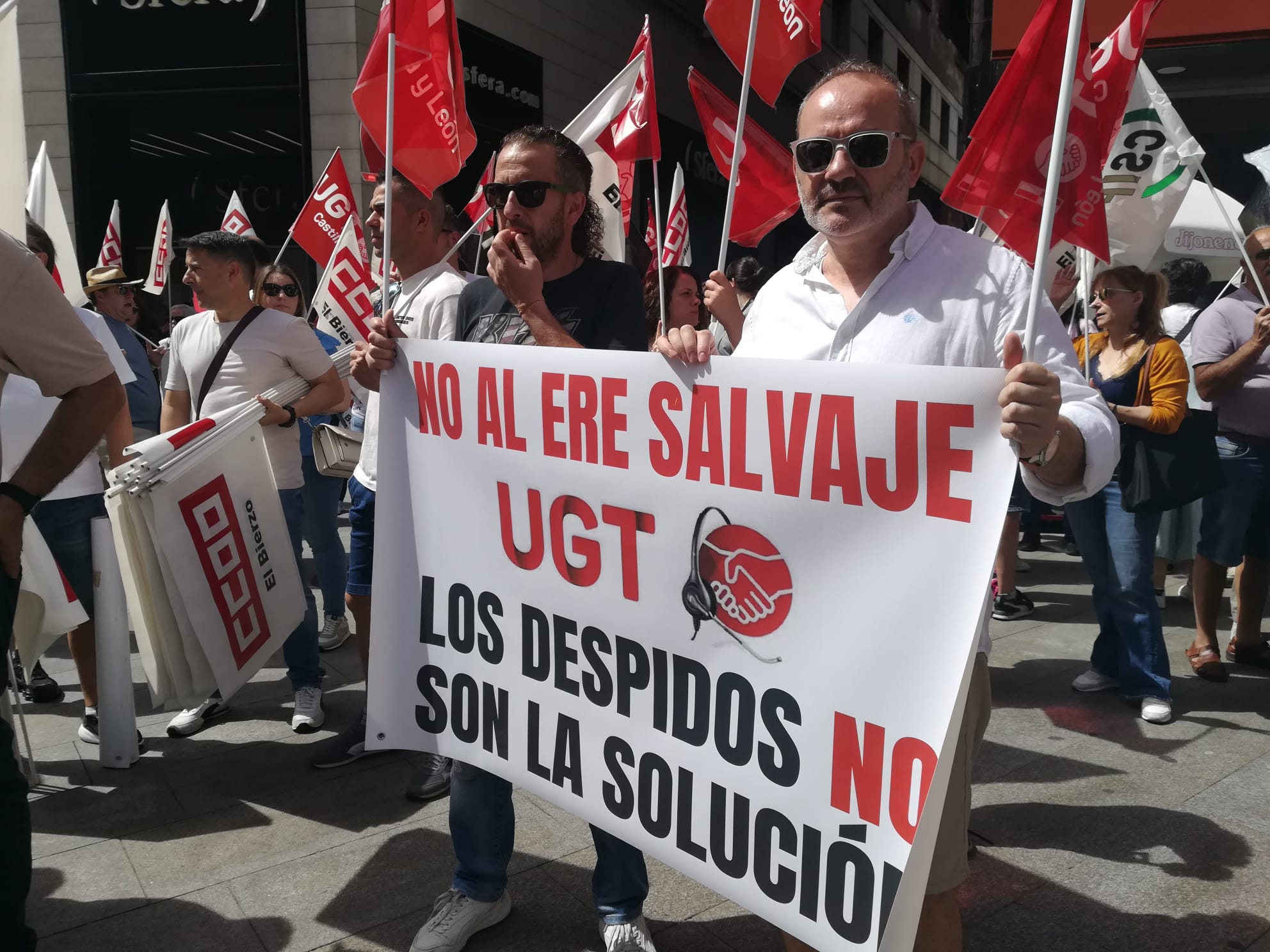 Manifestación de los empleados de Teleperformance frente al ERE en Ponferrada. | MAR IGLESIAS