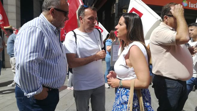 Nuria Rubio apoyando a los empleados de Teleperformance en la manifestación en Ponferrada. | MAR IGLESIAS Nuria Rubio apoyando a los empleados de Teleperformance en la manifestación en Ponferrada. | MAR IGLESIAS