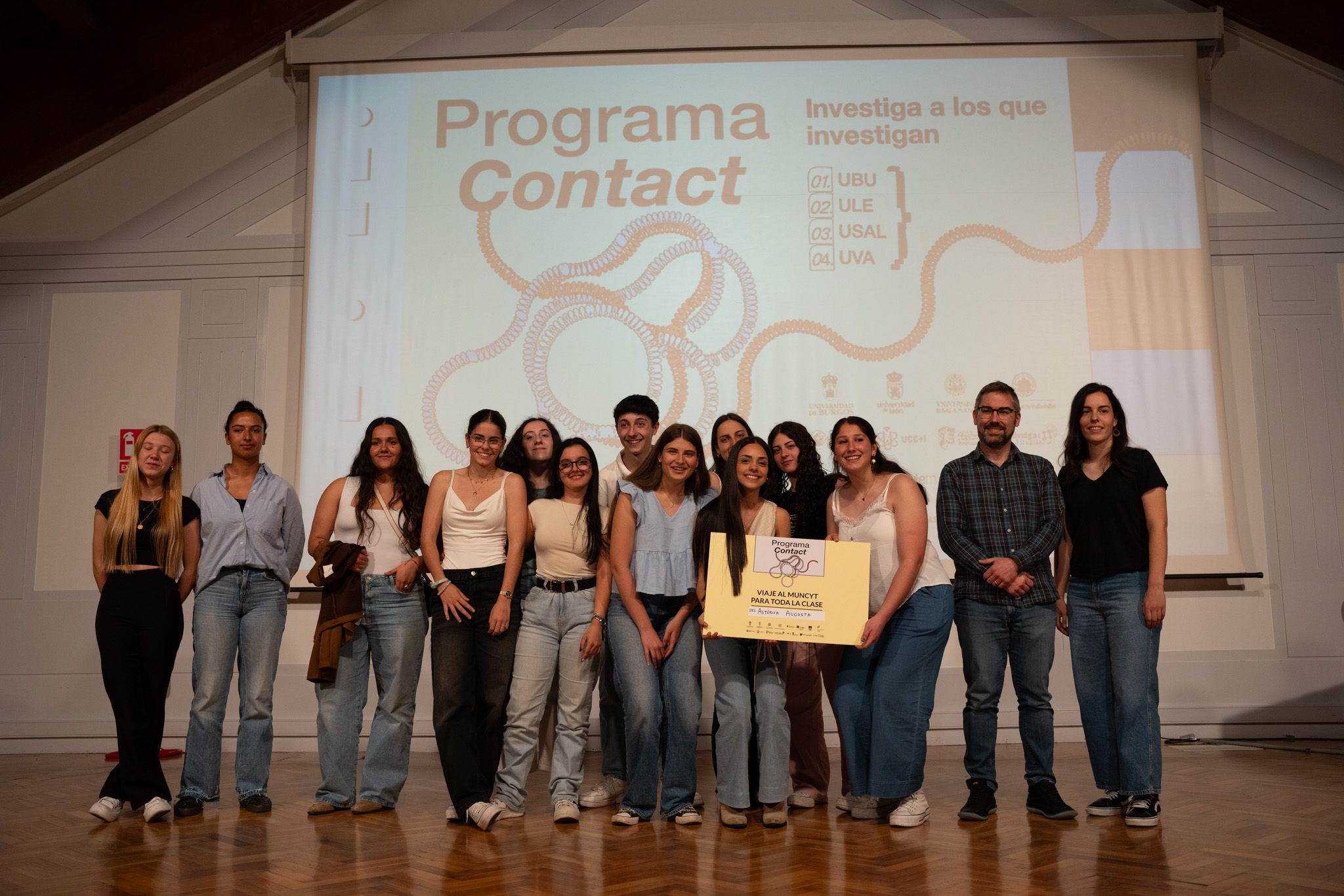Miembros de la comunidad educativa del IES Asturica Astorga recogieron el premio en Valladolid. | L.N.C.