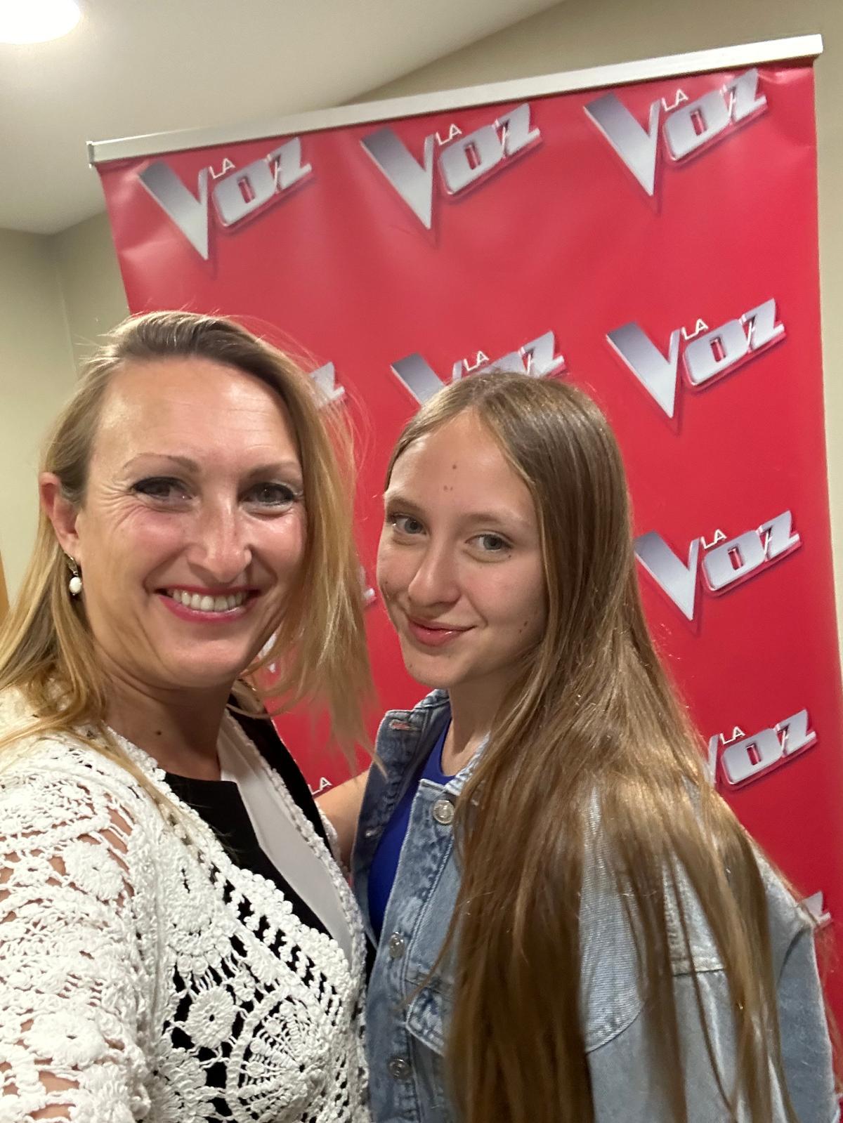 Llara Aranda participa este sábado en el concurso de talentos de Antena 3, La Voz Kids. En la imagen, junto a su madre. | L.N.C.
