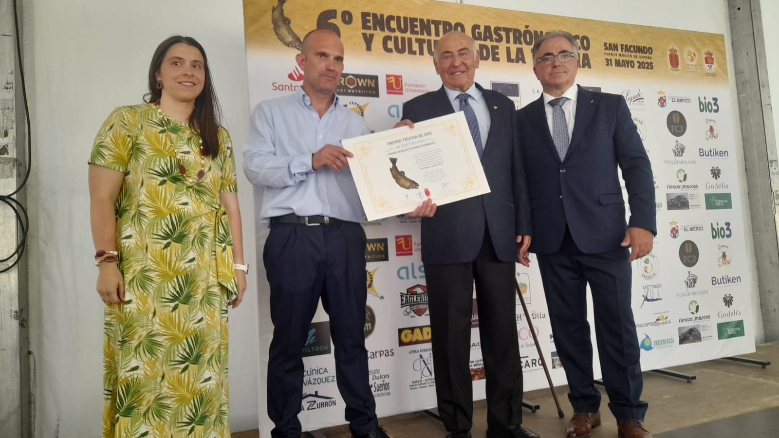 Entrega de la Trucha de Oro- Mónica Domínguez a Lamelas Viloria. | MAR IGLESIAS