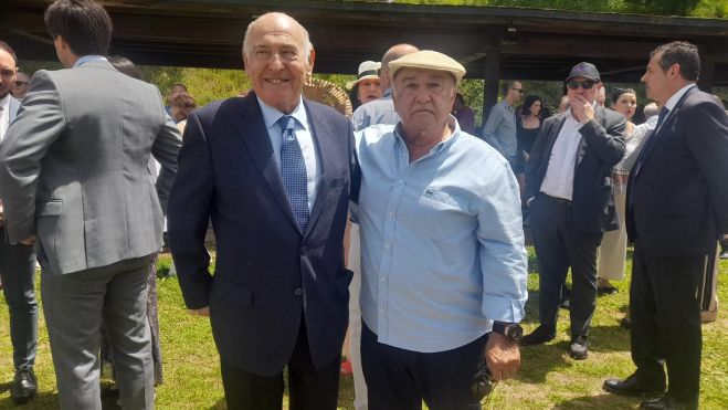 Lamelas y su amigo Manuel Lesmes antes de la cita. | MAR IGLESIAS Lamelas y su amigo Manuel Lesmes antes de la cita. | MAR IGLESIAS