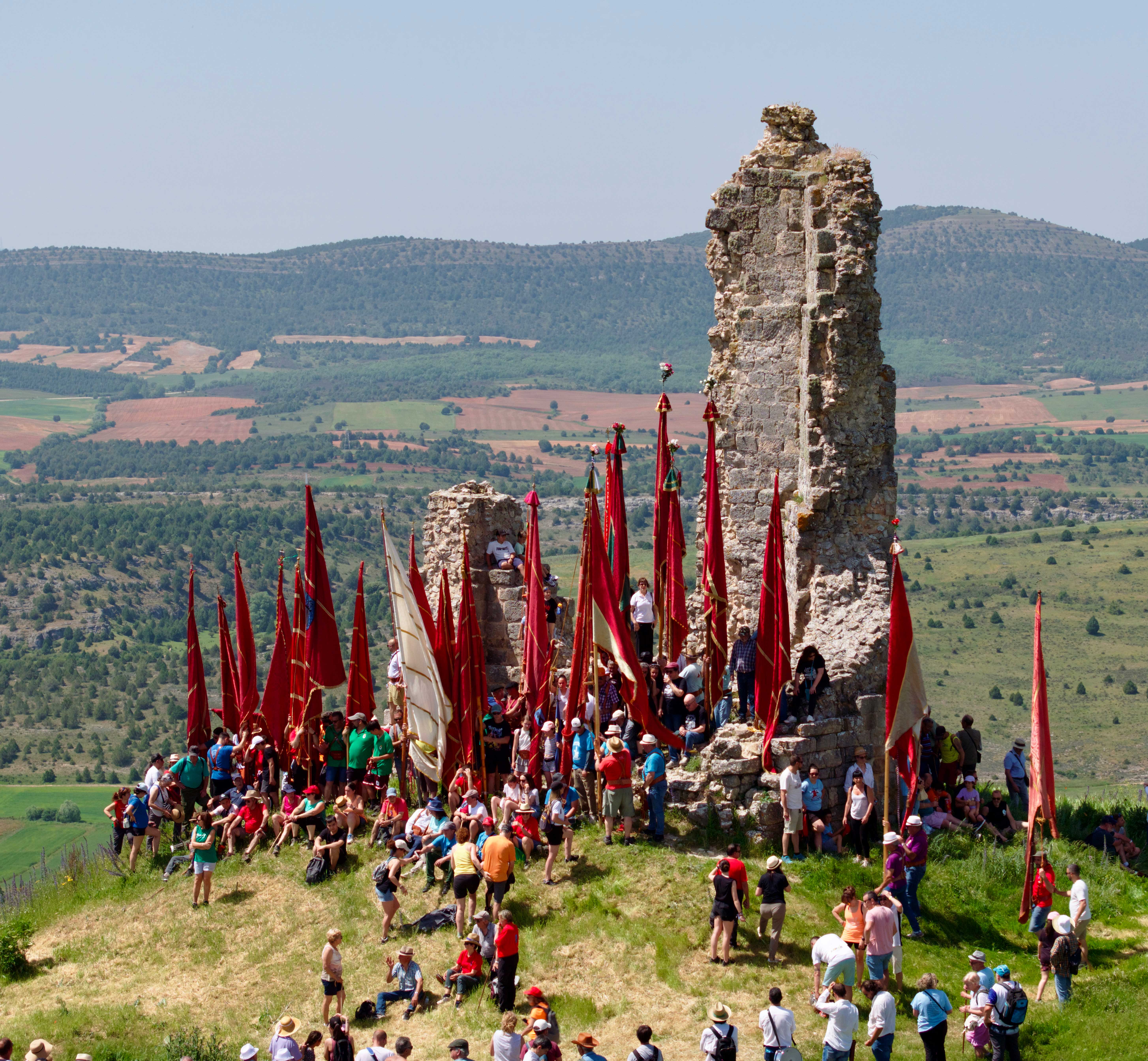Los pendones suben un año más al castillo de Lara de los Infantes, en Burgos. | DAVID ARRANZ (ICAL)