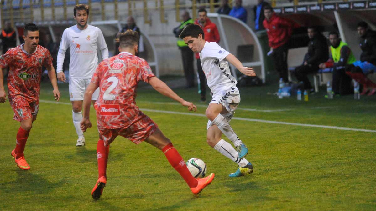Cristóbal controla un balón ante la mirada de De la Barrera. | DANIEL MARTÍN