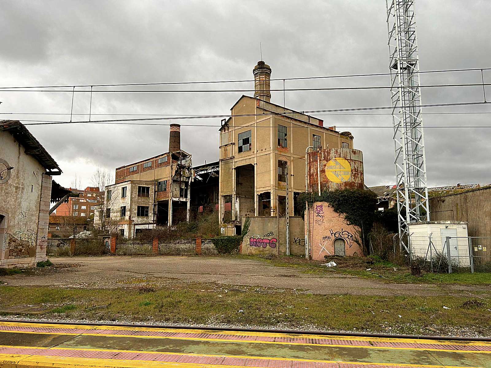 La azucarera de Veguellina de Órbigo vive desde su cierre un más que evidente deterioro; solo fue utilizada como plató para el rodaje de una película. 