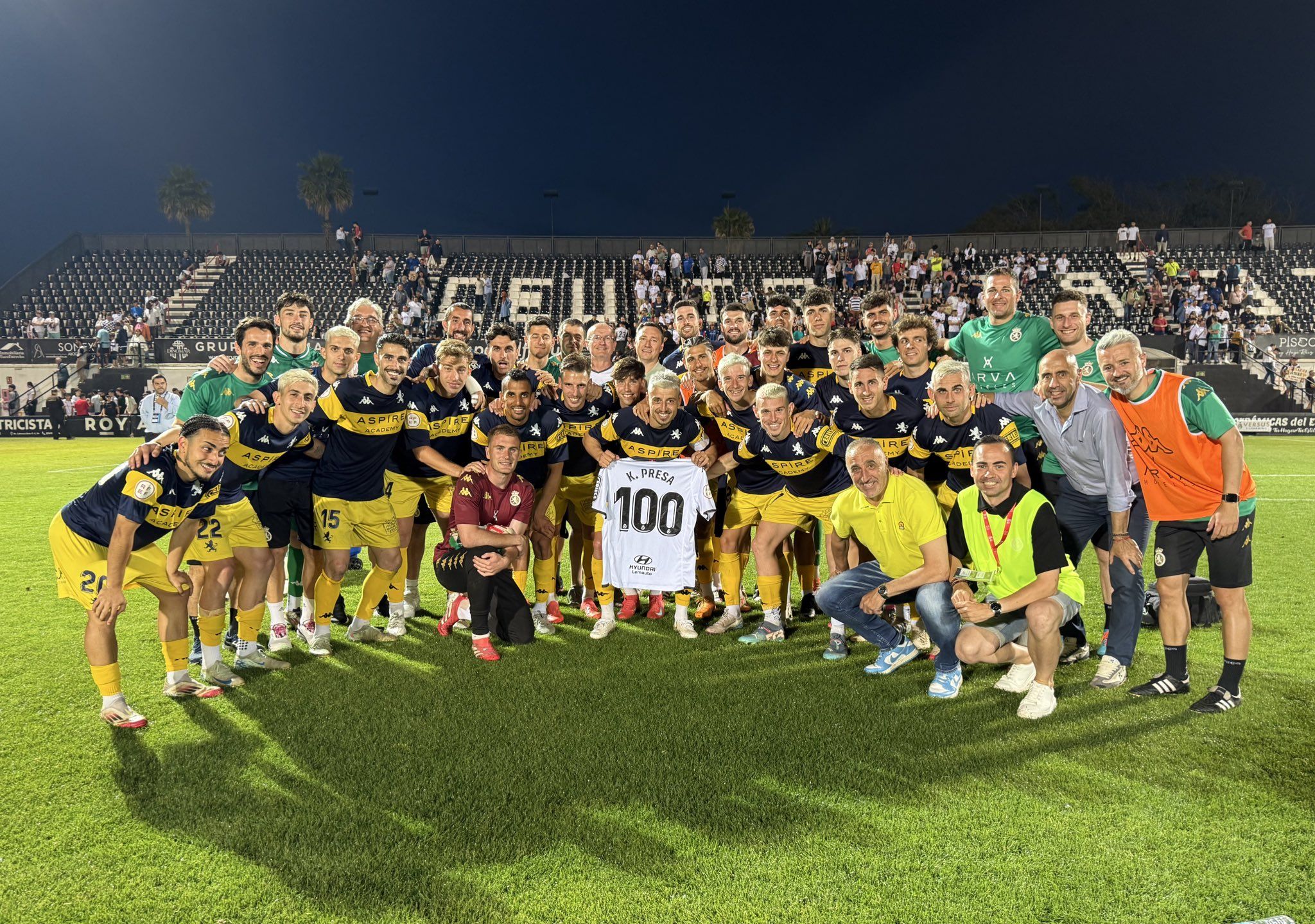 Presa, con su camiseta del partido número 100 y junto a todos sus compañeros. | CYD