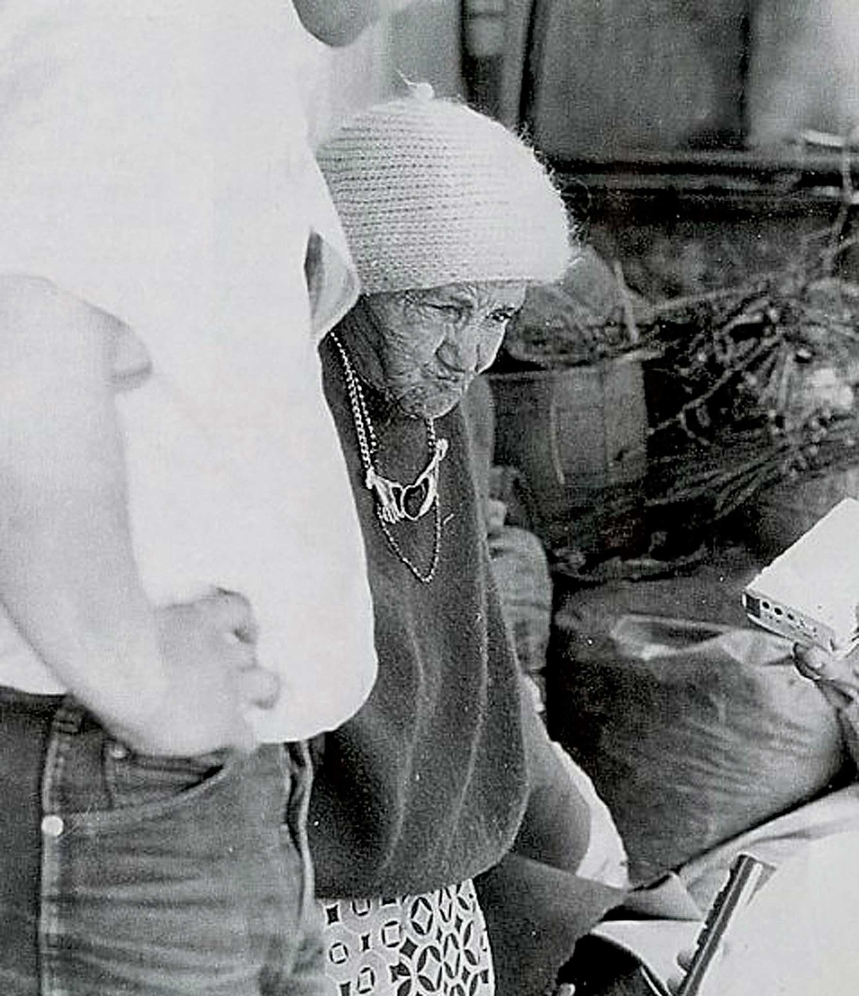 Victoria rodeada de muchas de las cosas que ‘atropaba’ en su caseto y ver si servían para vender. | ANDRÉS S. VILORIO