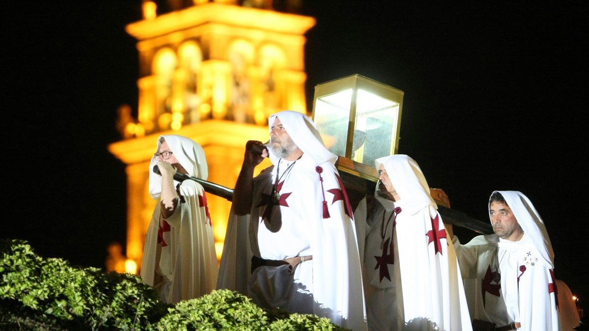 Los caballeros transportan el Grial hacia el interior del Castillo de Ponferrada. | C. SÁNCHEZ (ICAL)