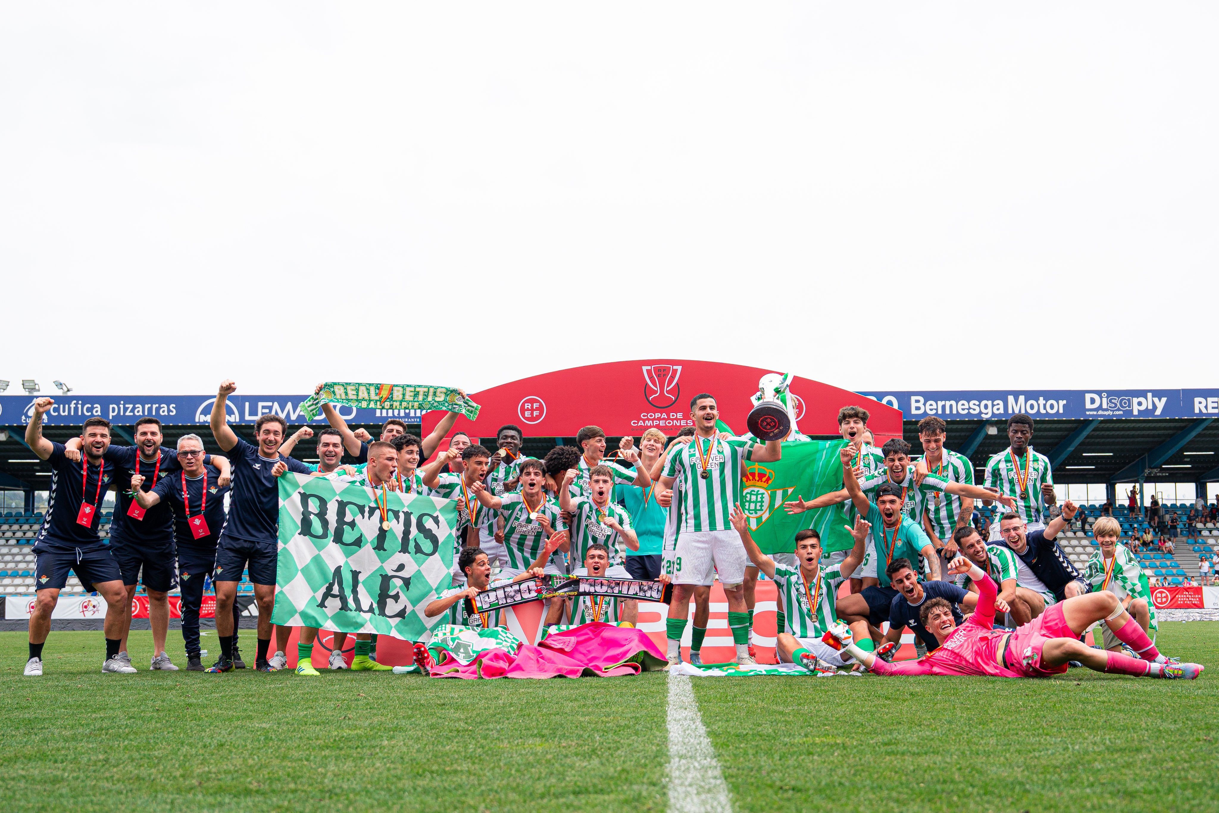 El Betis se proclamó campeón de la Copa de Campeones Juvenil en El Toralín. REALBETIS