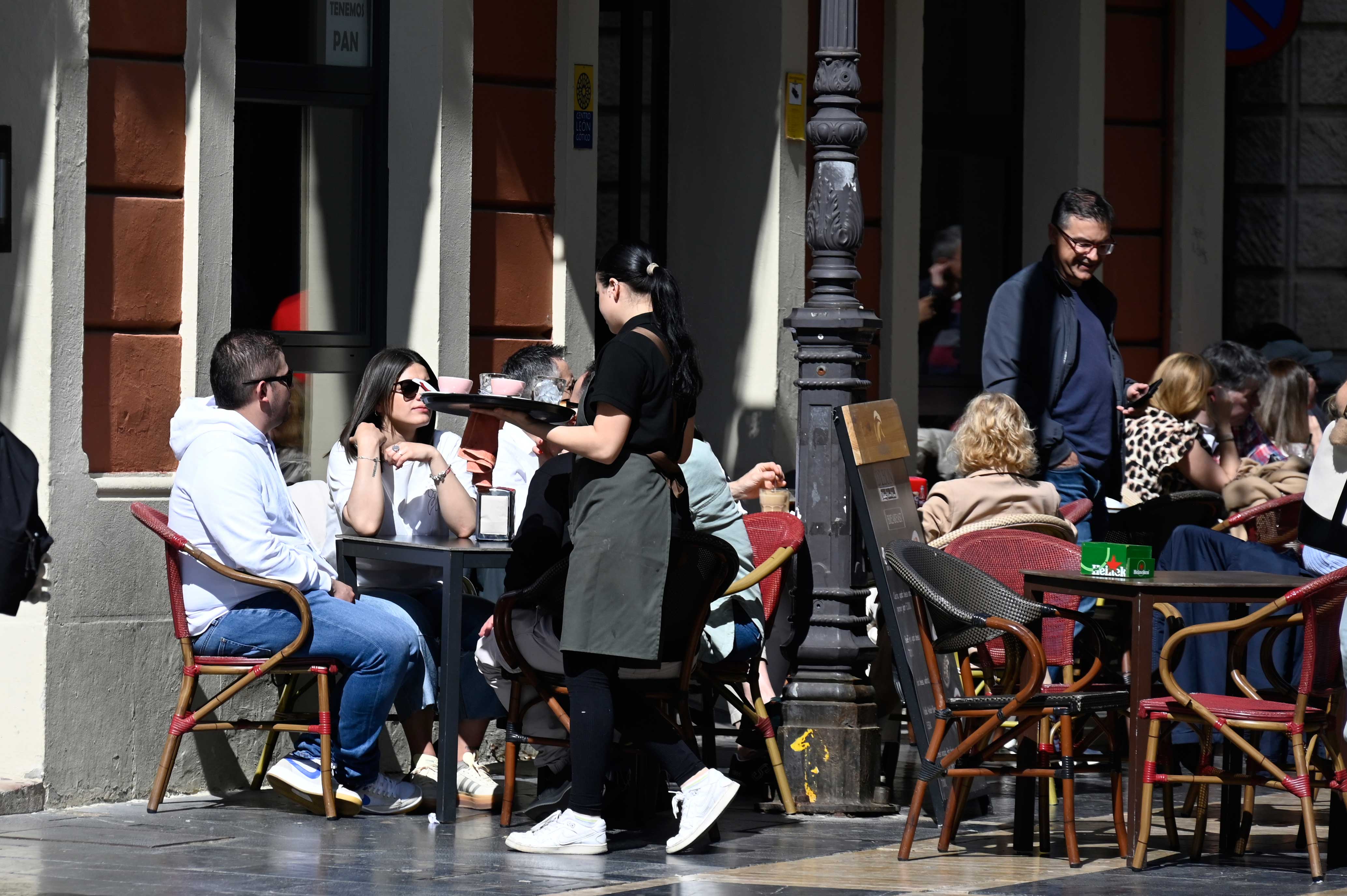 La aplicación de la nueva ordenanza reguladora va a dejar en 500 el número de terrazas que habrá en la ciudad de León. | SAÚL ARÉN