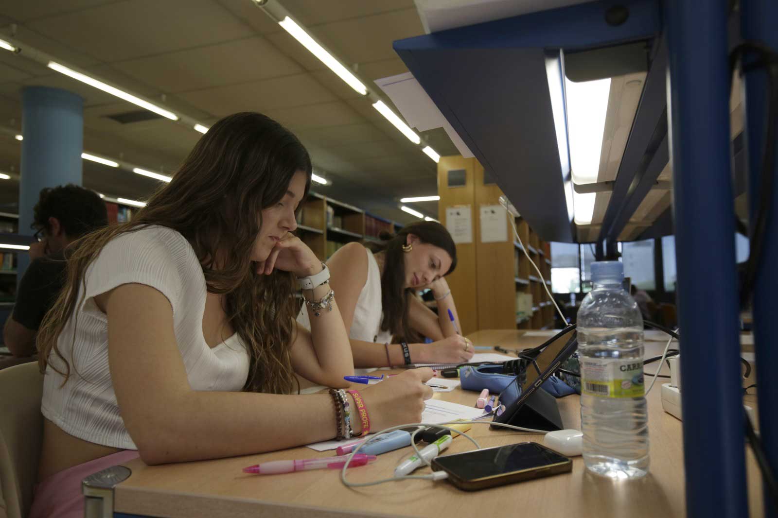 Las bibliotecas están a rebosar estos días, en los que los jóvenes están preparando la Prueba de Acceso a la Universidad. | FERNANDO OTERO