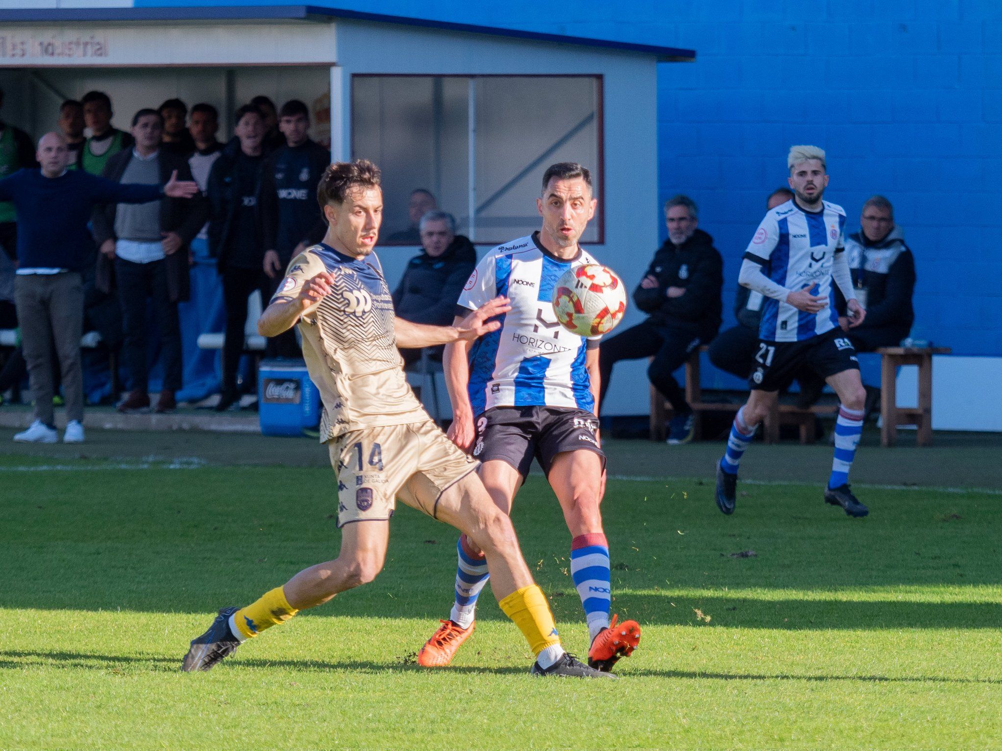 Víctor da un pase en un choque con el Avilés esta temporada. | REAL AVILÉS