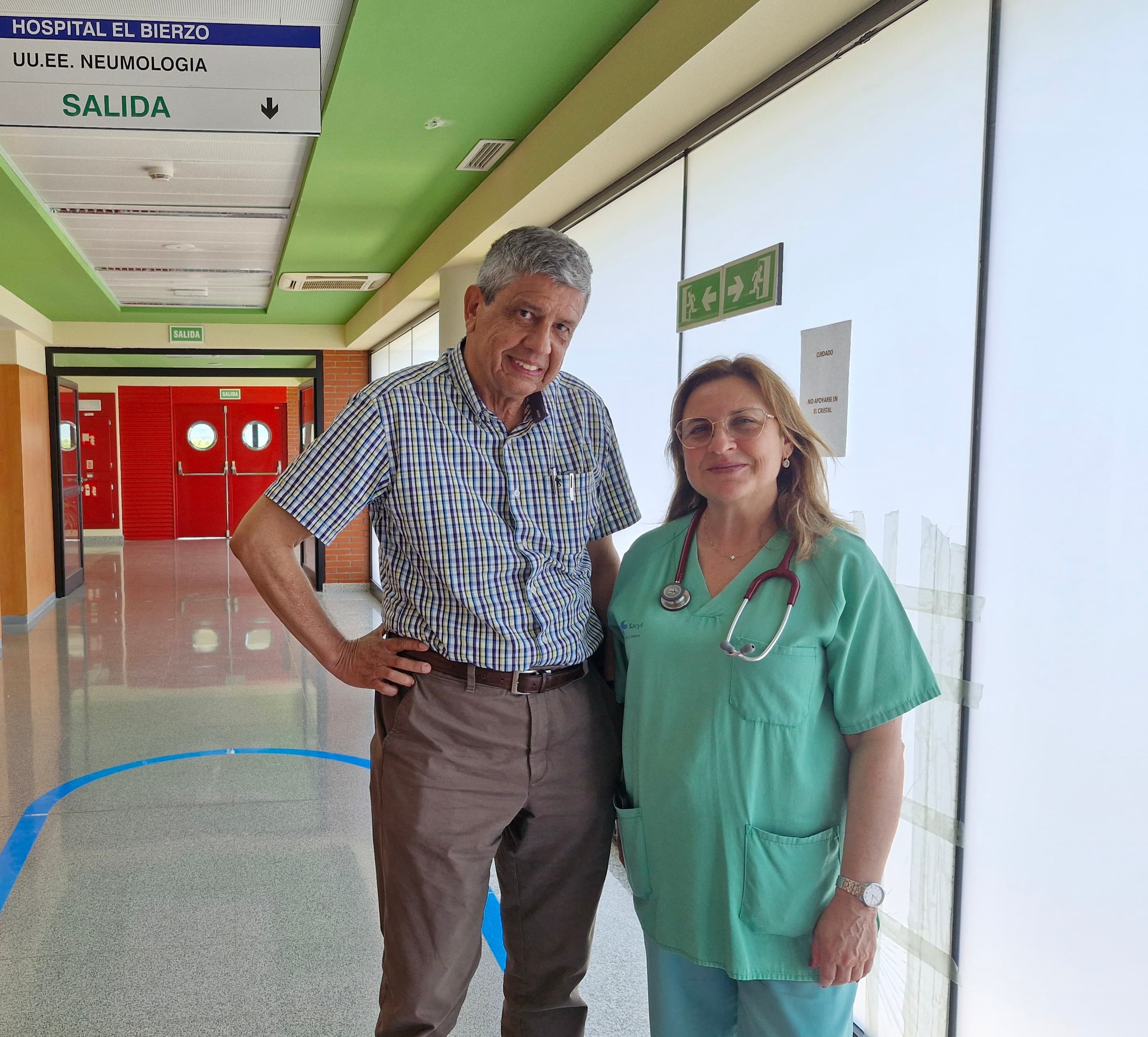 Manolo y Elena en el Hospital El Bierzo.