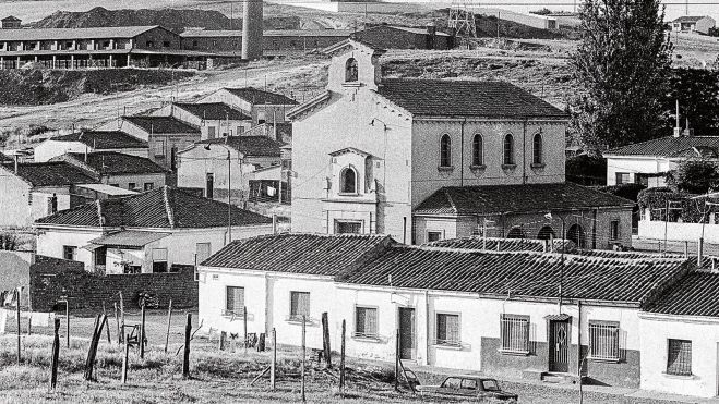 Vista de una parte del barrio, con la reconocible Iglesia dominando el espacio.