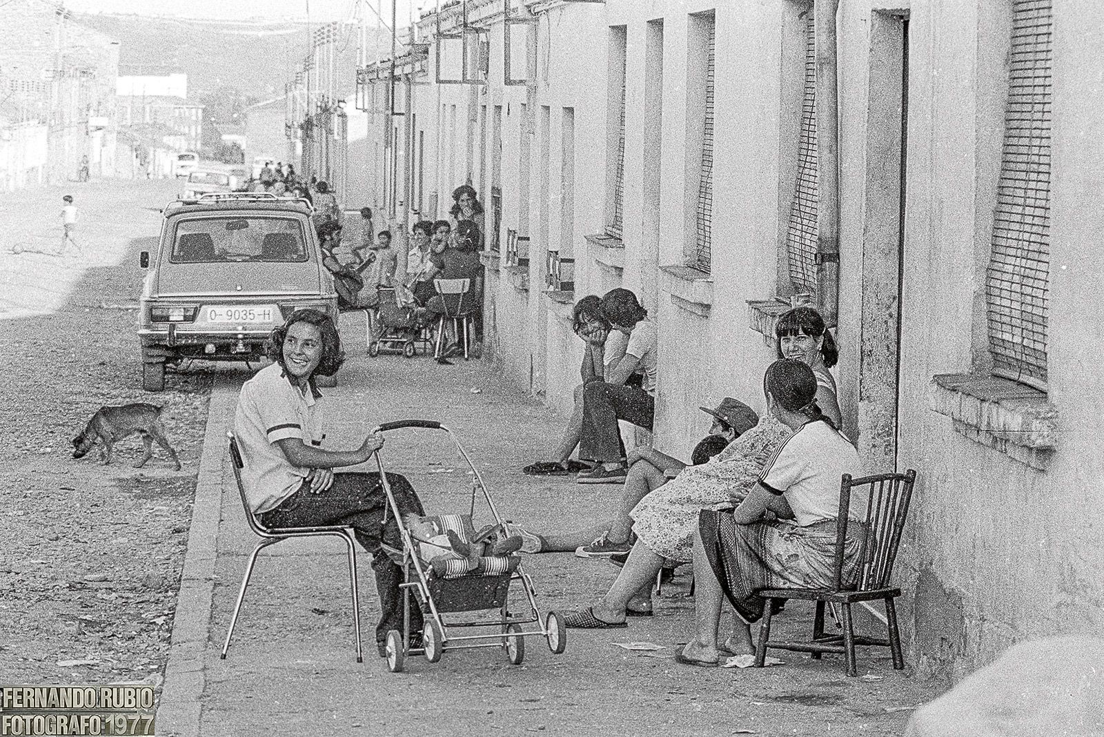 Un grupo de vecinos del Barrio de la Inmaculada en 1971 conversan en una de las calles de la popular barriada de las afueras de la ciudad. | FERNANDO RUBIO