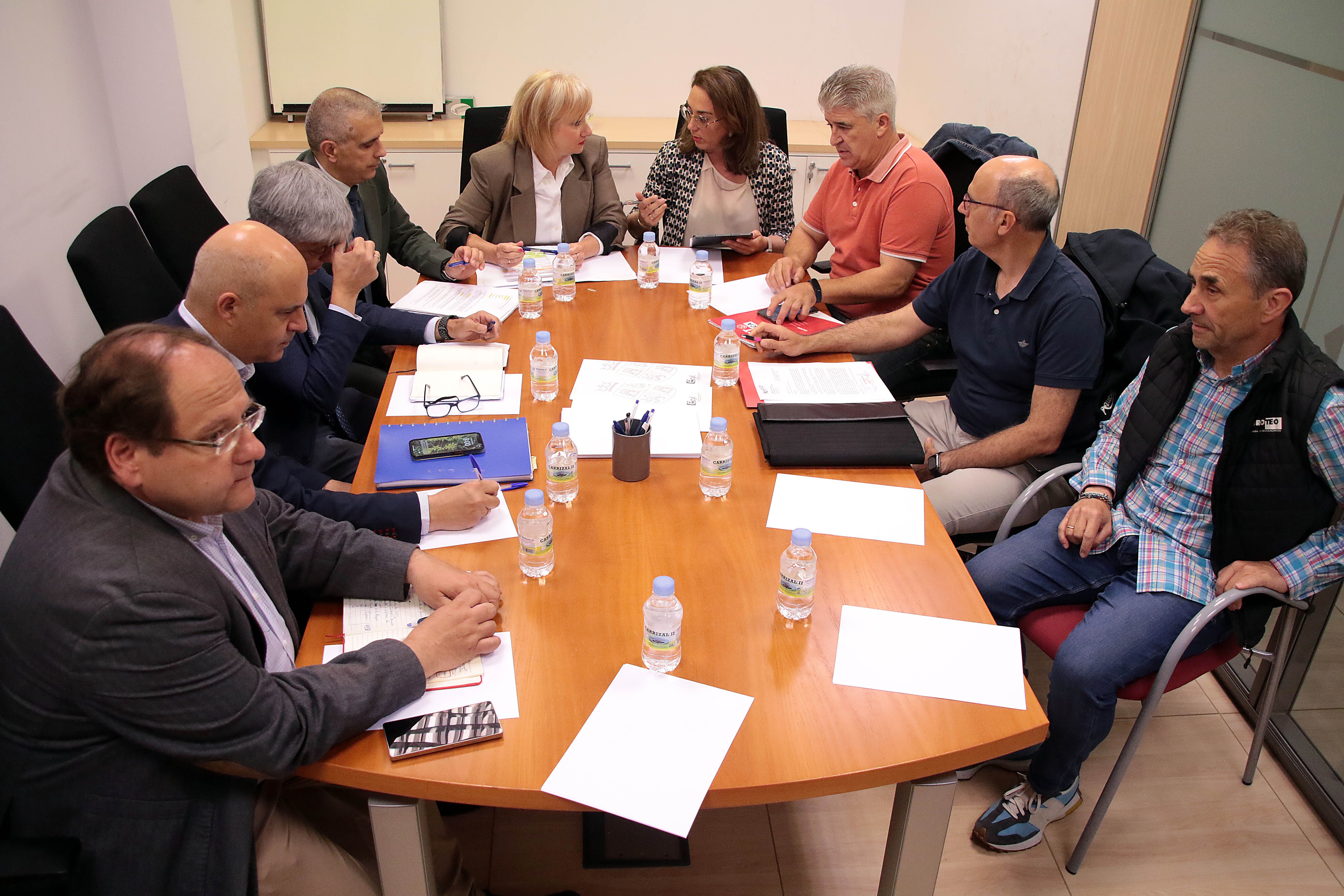 Reunión de Leticia García y María González Corral con el comité de empresa de la planta de Azucarera de La Bañeza. | ICAL 