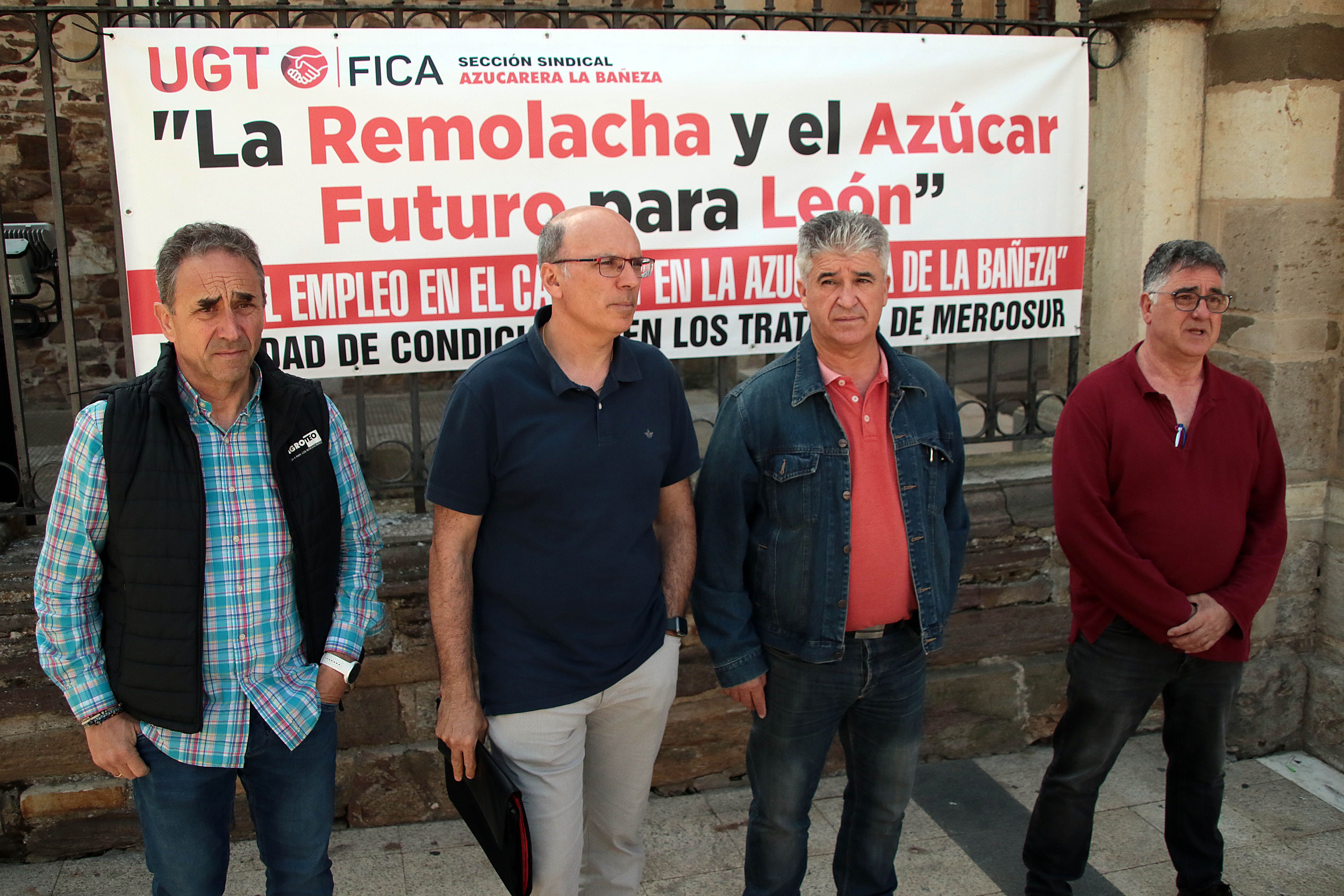 Los representantes del comité de empresa de Azucarera en La Bañeza a la salida de la reunión. | ICAL