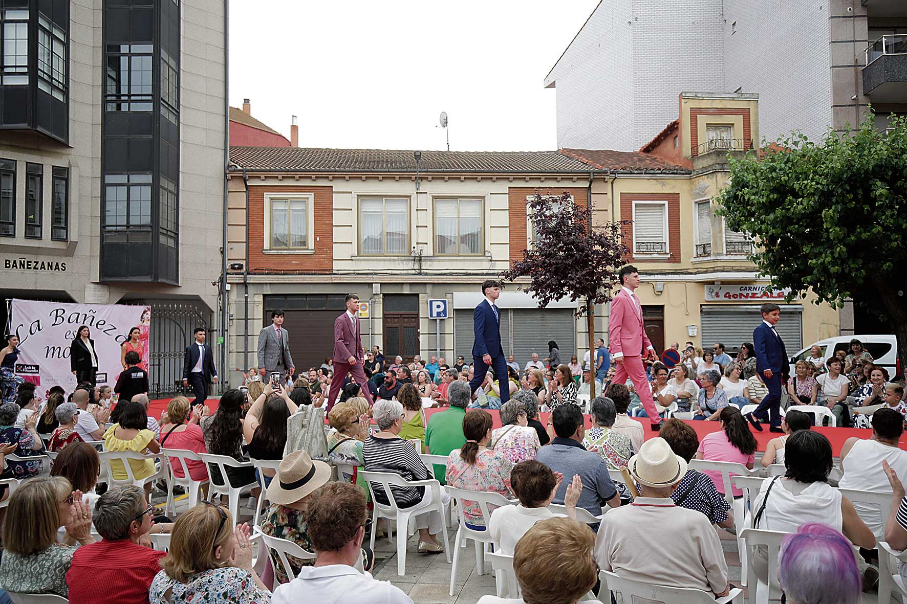Un momento del desfile de La Bañeza es moda. | FERNANDO OTERO