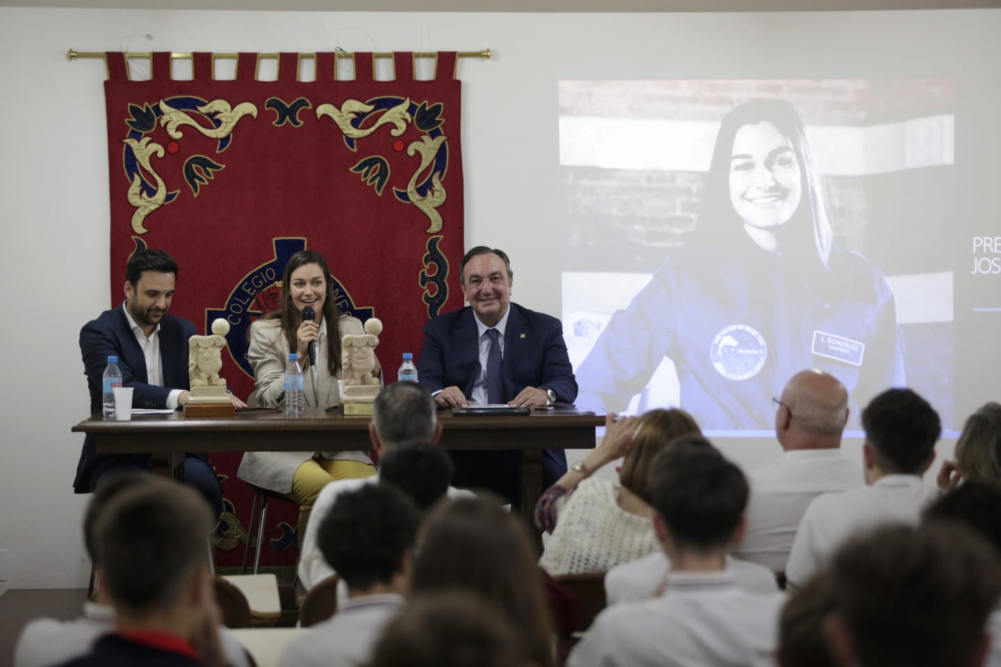 Un instante del acto de entrega del premio en el Colegio Leonés. | FERNANDO OTERO