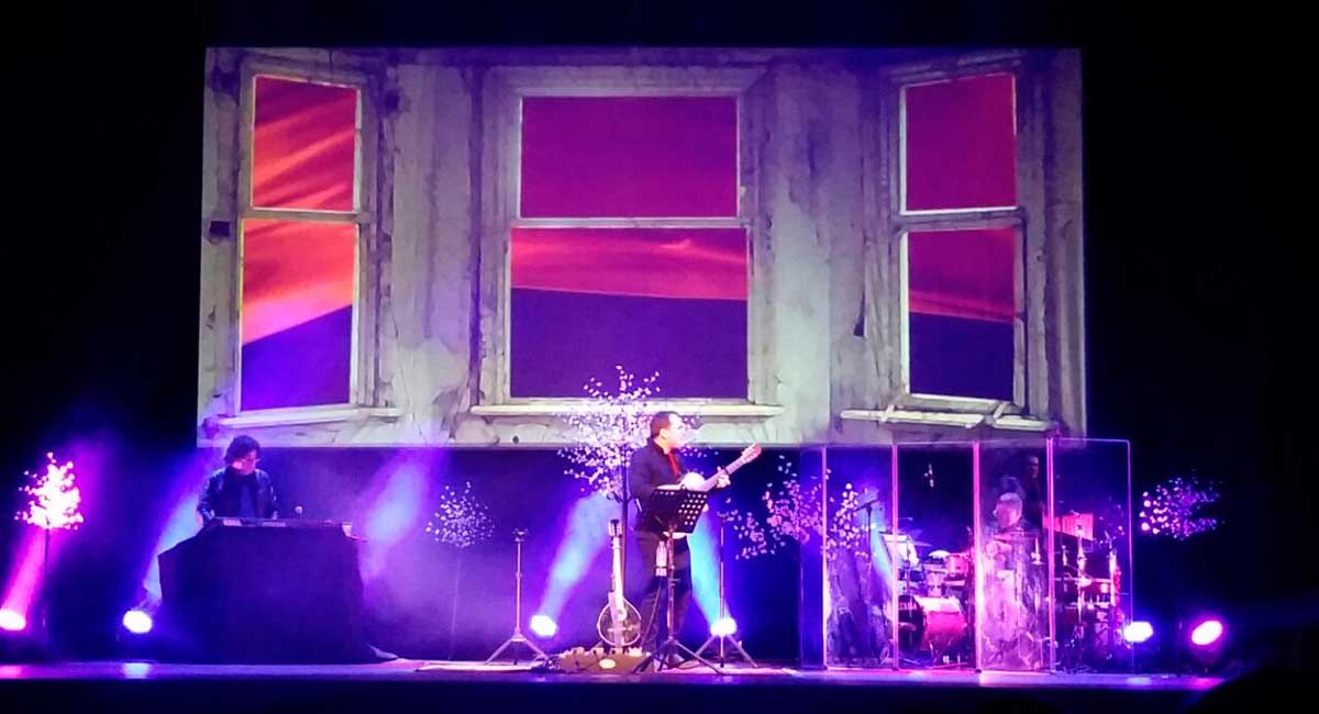 El cantautor madrileño Ismael Serrano sobre el escenario del Auditorio de León el pasado domingo, rodeado de llamativos efectos viuales.