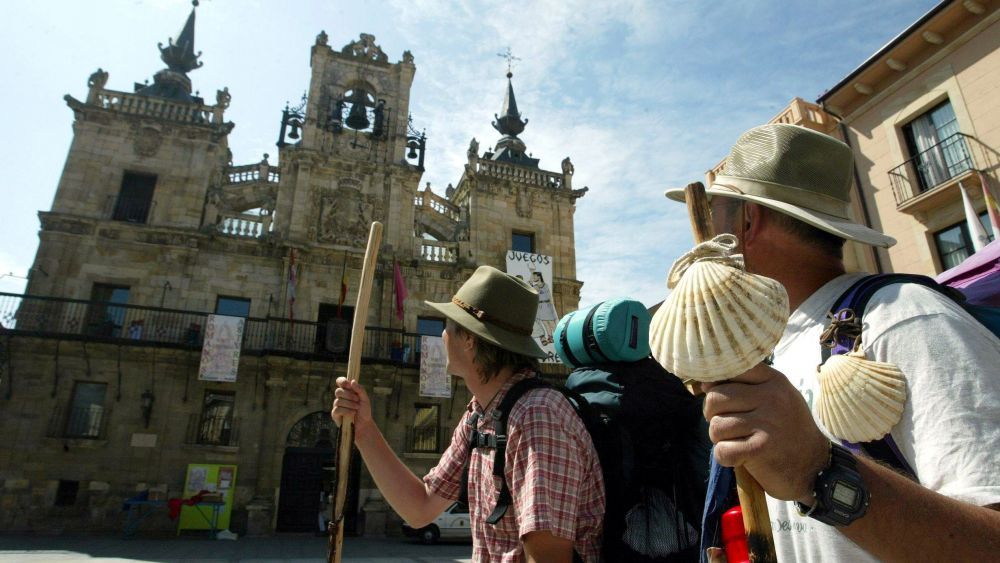 Dos peregrinos a su llegada a Astorga. | ICAL