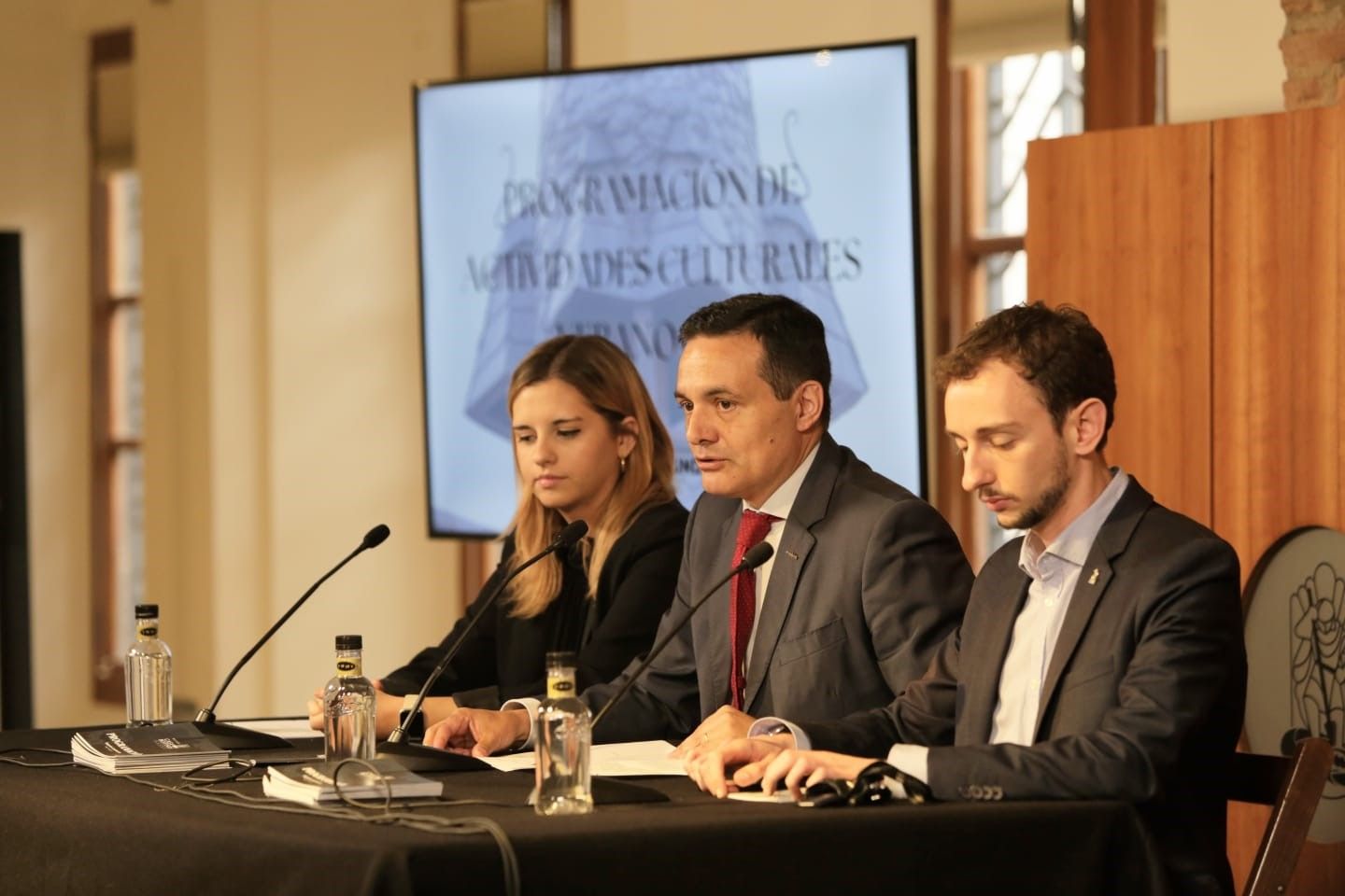 Marta Sabugo Sierra, Raúl Fernández Sobrino y Carlos Varela Fernández durante la presentación de la programación de los próximos meses en el Museo Casa Botines. | FERNANDO OTERO