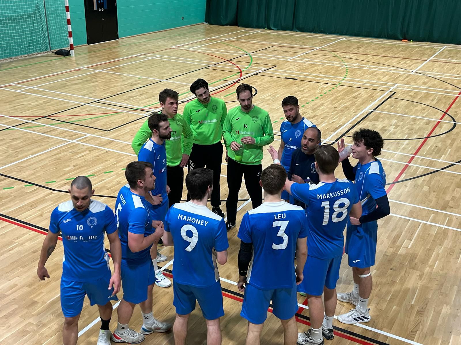 Fernando Ramos da instrucciones a sus jugadores durante un tiempo muerto en un partido de esta temporada.  L.N.C.