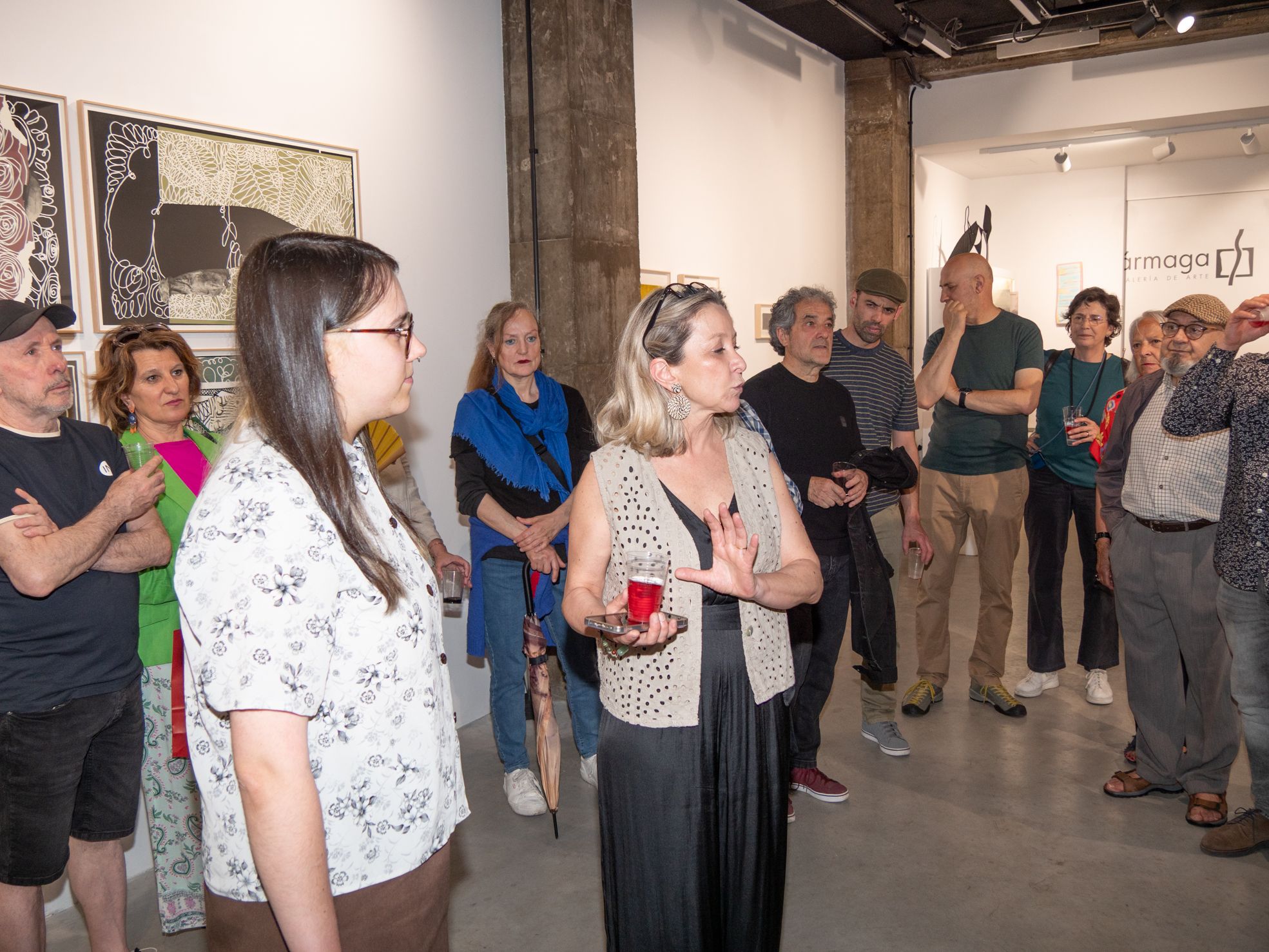 Marga Carnero y María Pérez presentando la exposición. | VICENTE GARCÍA
