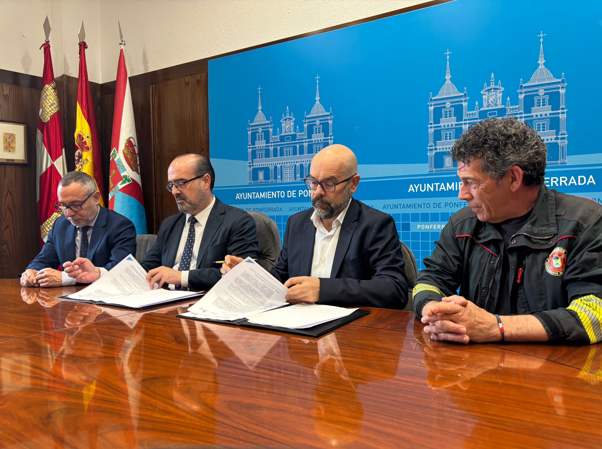 Convenio entre Ayuntamiento de Ponferrada y Fundación Santa Bárbara. | JAVIER FERNÁNDEZ