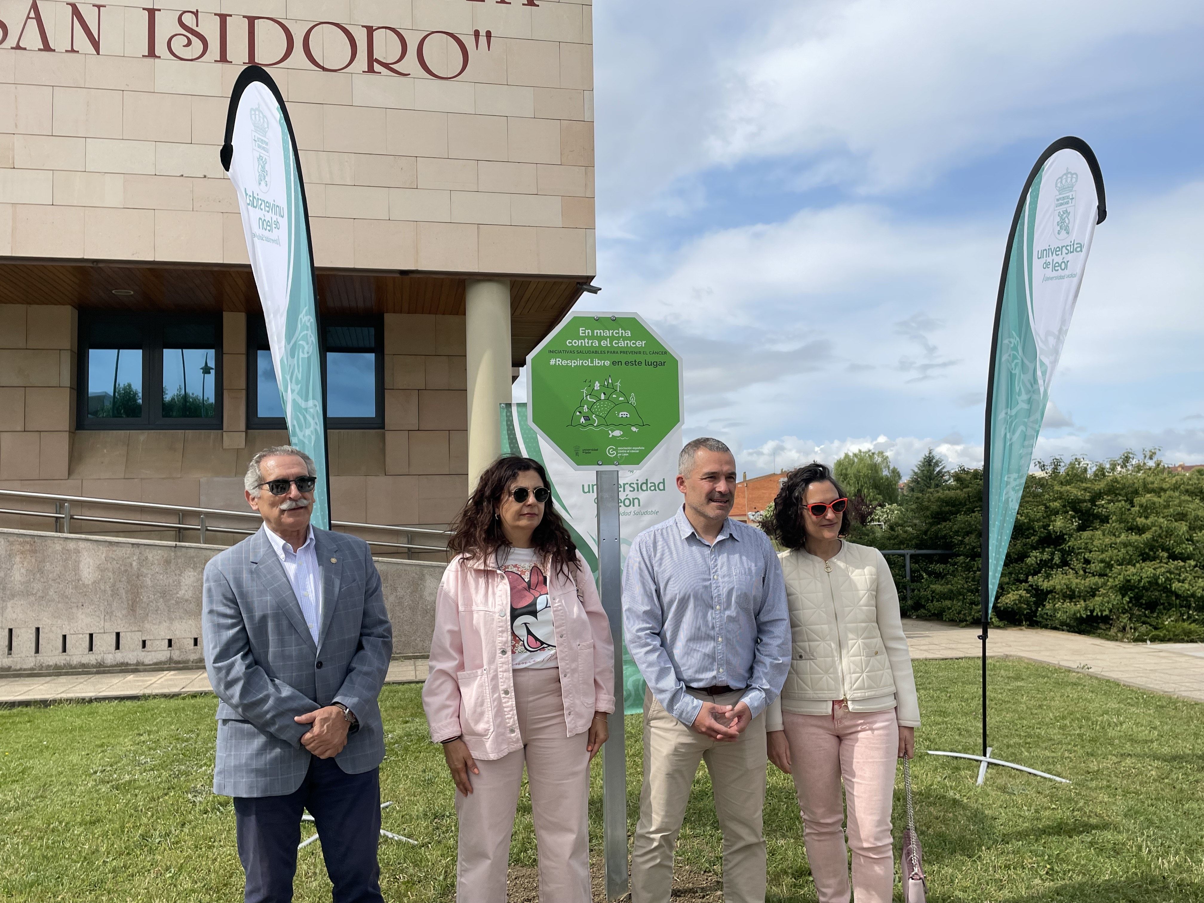 El cartel se ha colocado frente a la fachada de la Biblioteca San Isidoro | L.N.C.
