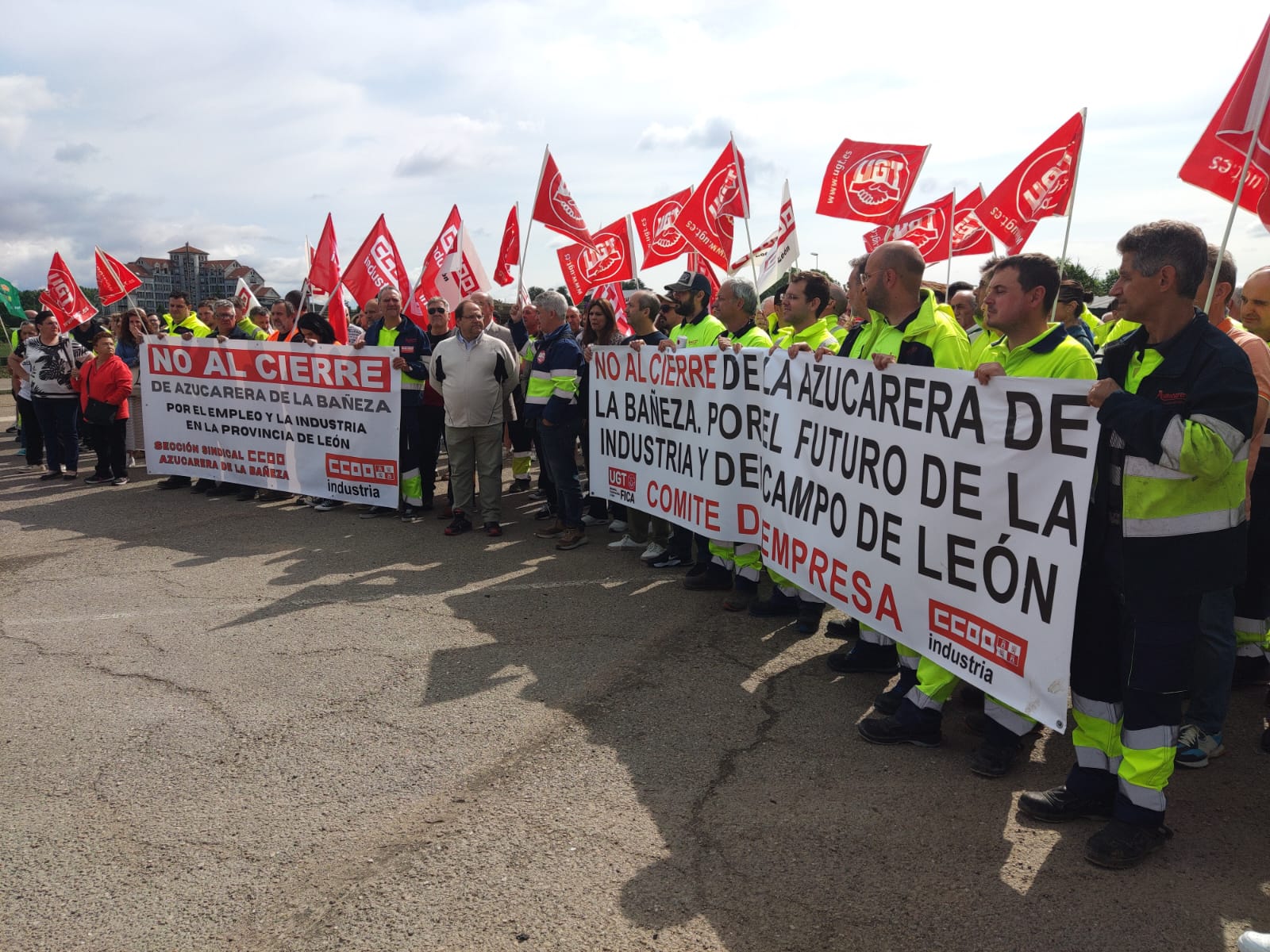 Concentración de este miércoles a las puertas de la fábrica en La Bañeza. | A. RODRÍGUEZ