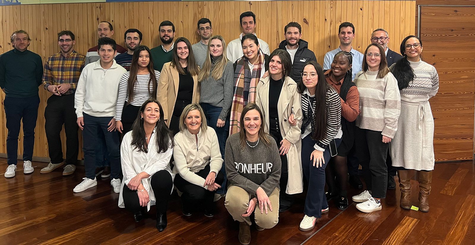 Foto de familia de una de las promociones