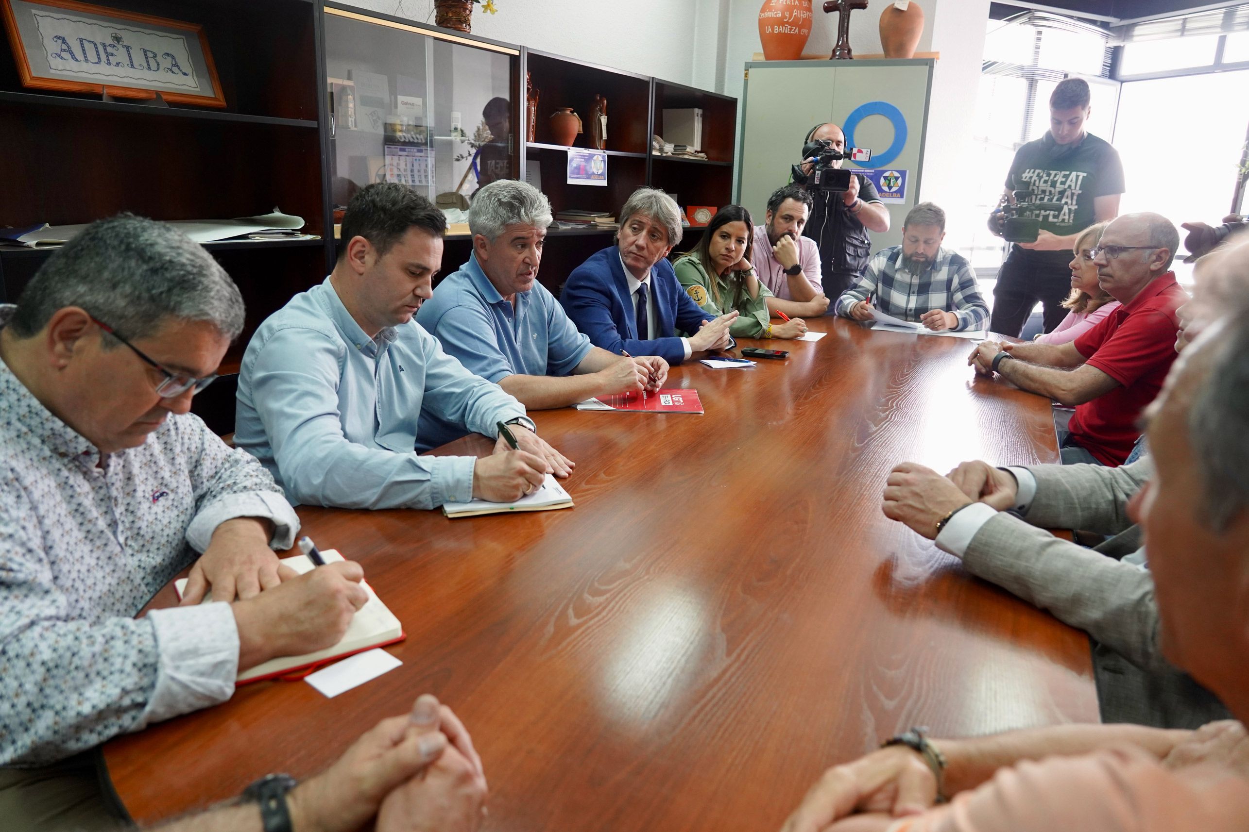 Reunión de Carlos Martínez, Javier Alfonso Cendón y Nuria Rubio con el comité de empresa. | (CAMPILLO) ICAL