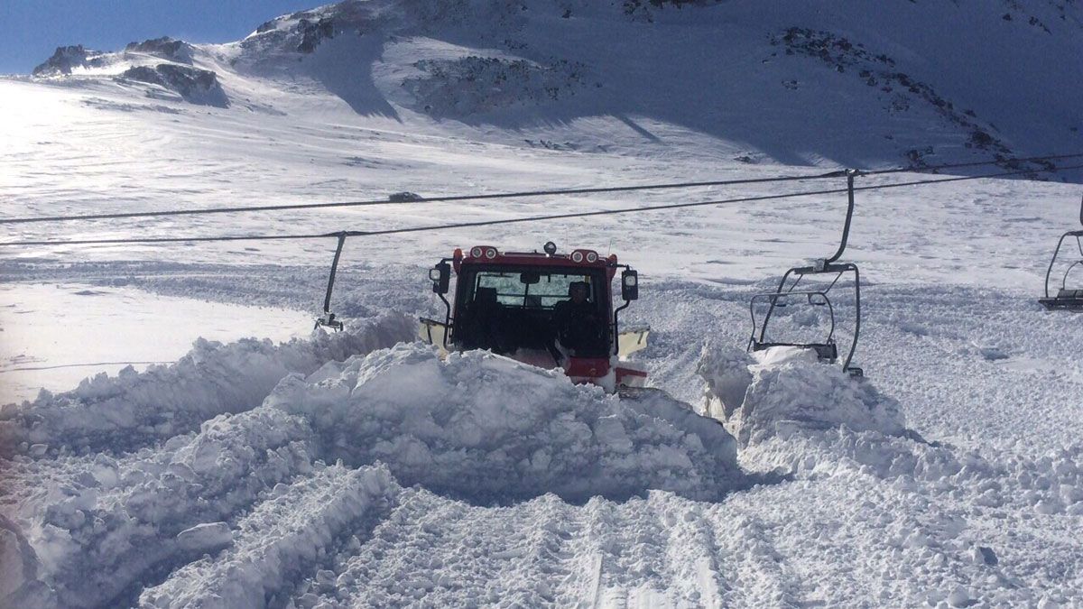 Una máquina aparta la nieve acumulada en la estación de esquí de San Isidro. | L.N.C.