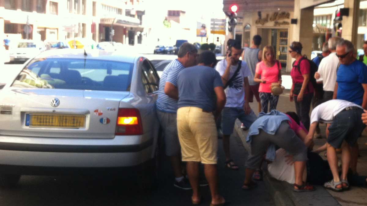 La mujer quedó tendida en la acera de la avenida Independencia. | L.N.C.