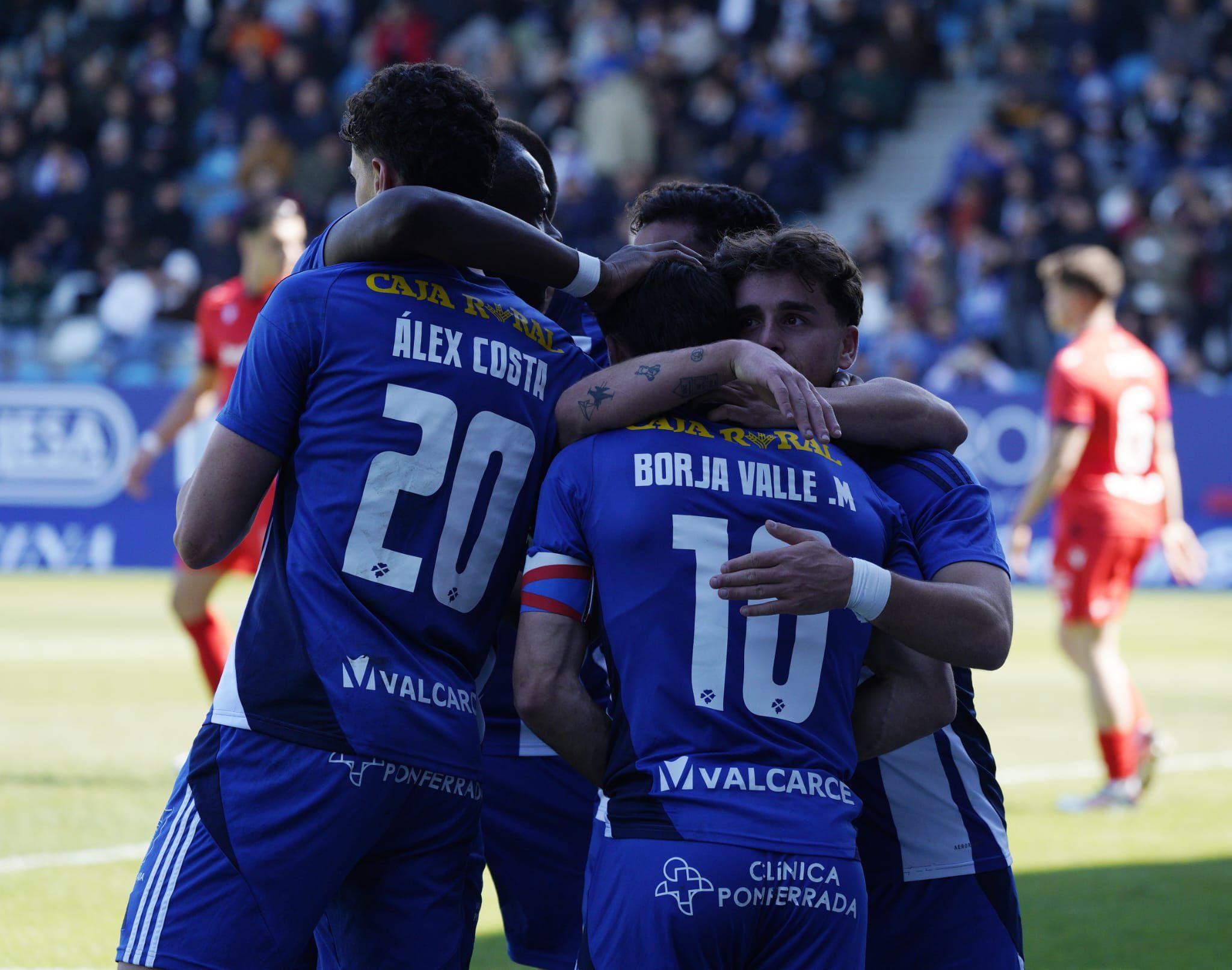 La Ponferradina muestra su mejor versión en El Toralín y a ello se agarra para remontar la eliminatoria ante el Antequera. PONFERRADINA