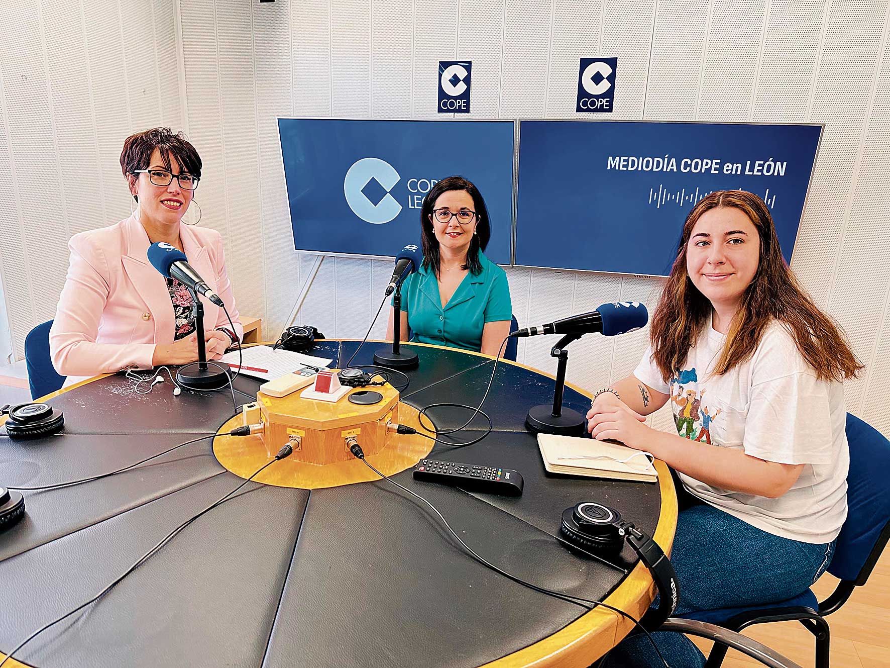 La jefa de Radiología del Caule, Laura López, en el programa Entre Nosotras de Cope León. | L.N.C.