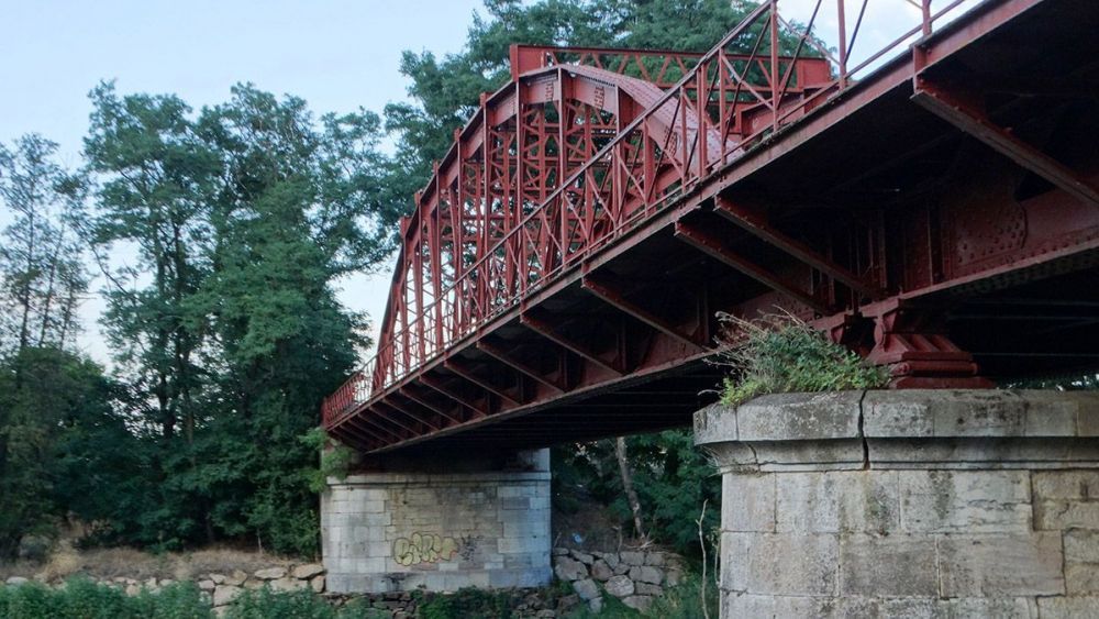 El puente de Victoria sobre el río Tuerto a su paso por La Bañeza. | LUIS SOLERA