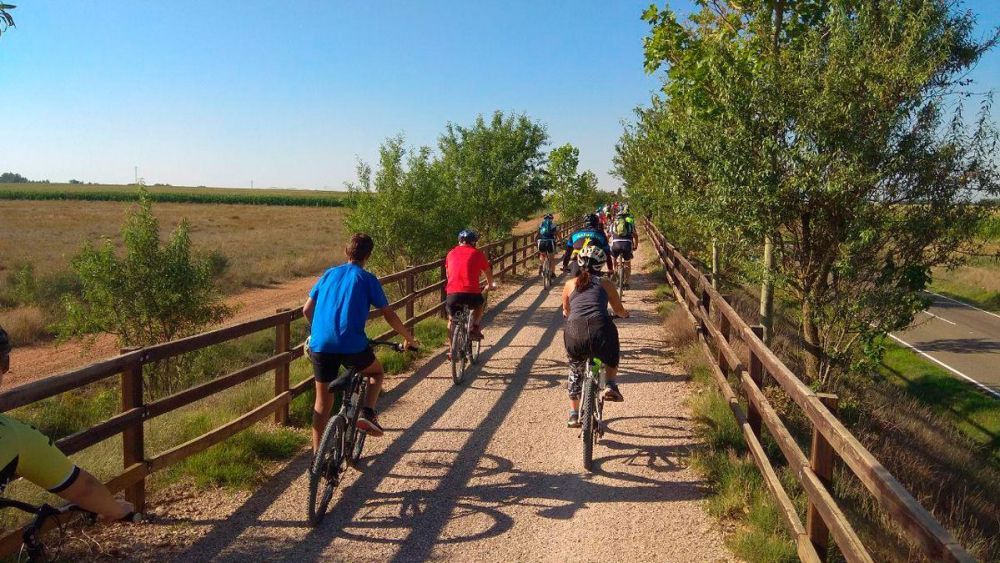  Un grupo de ciclistas por la Vía Verde del municipio coyantino. | L.N.C.