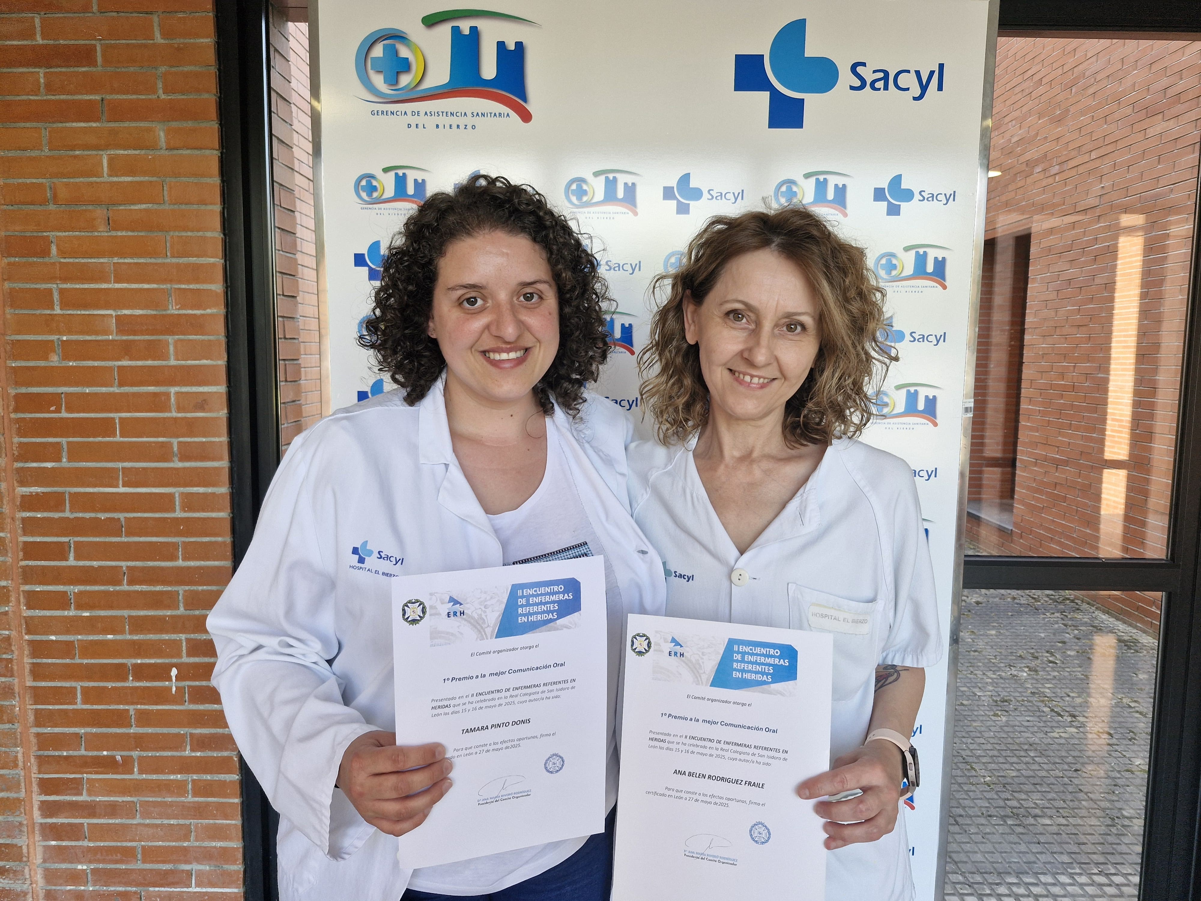 Las enfermeras Pinto y Rodríguez con el primer premio por su comunicación oral.