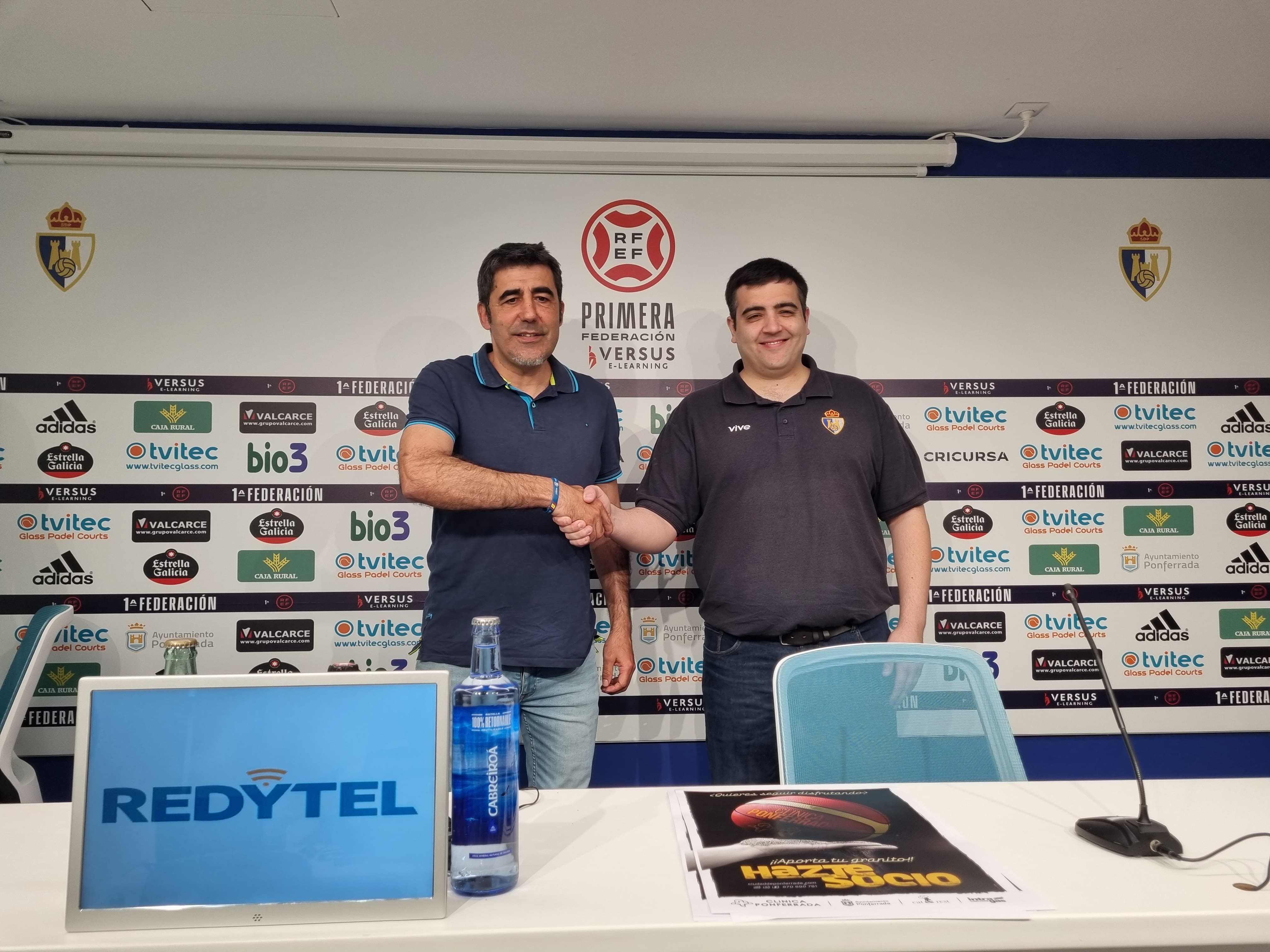 Momento de la renovación de Oriol Pozo con el Clínica Ponferrada. RAÚL FERNÁNDEZ