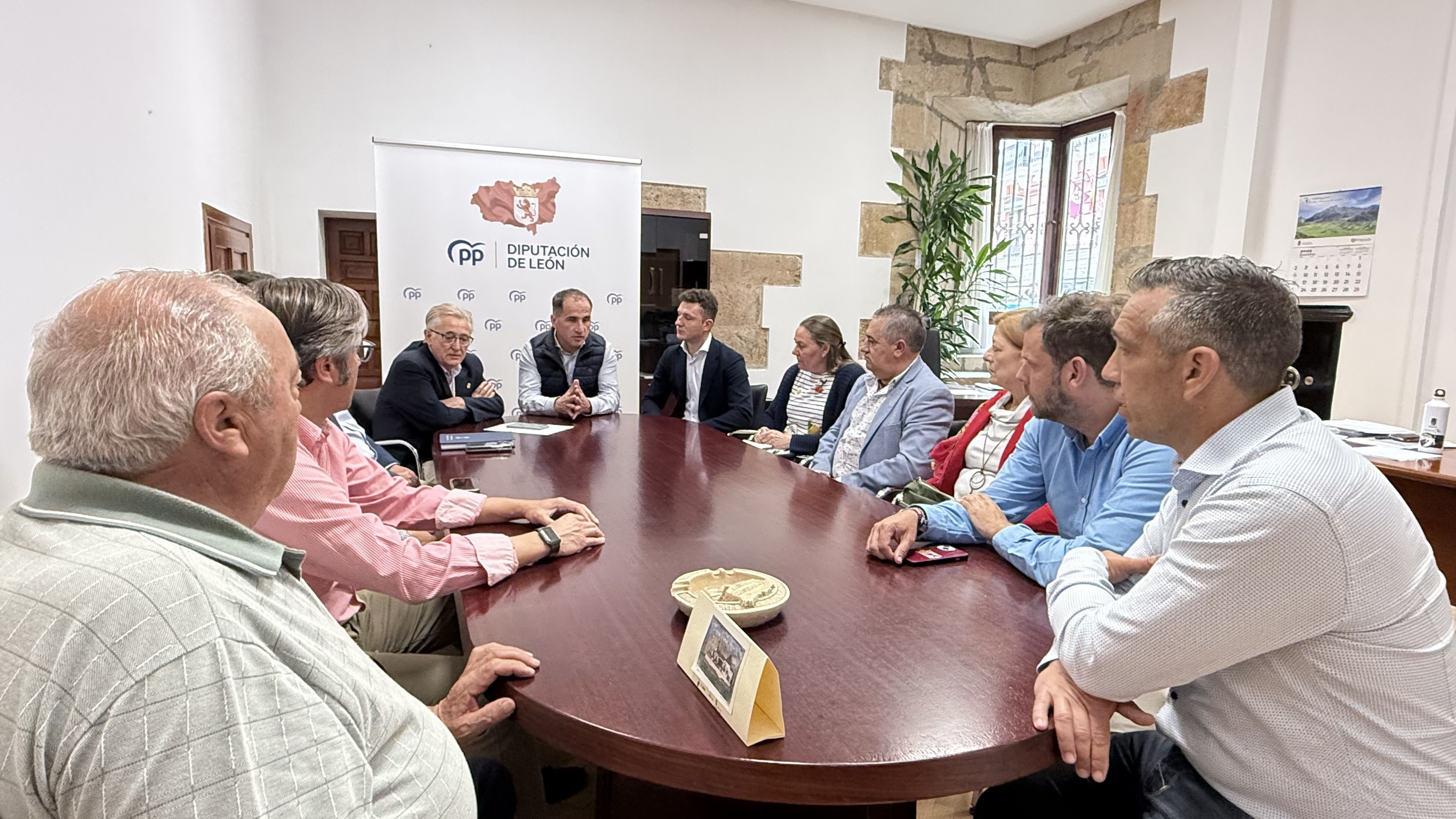 Reunión del PP de la Diputación de León con alcaldes de la zona La Bañeza. | L.N.C.