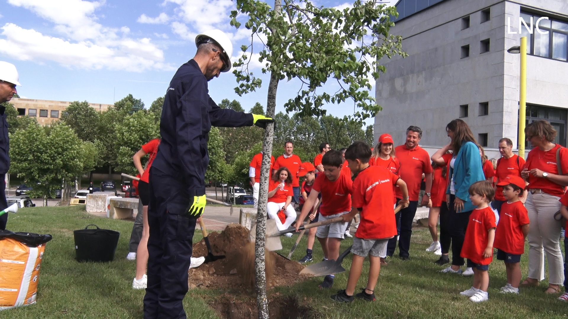 Más árboles para la zona verde de la Escuela de Ingenierías