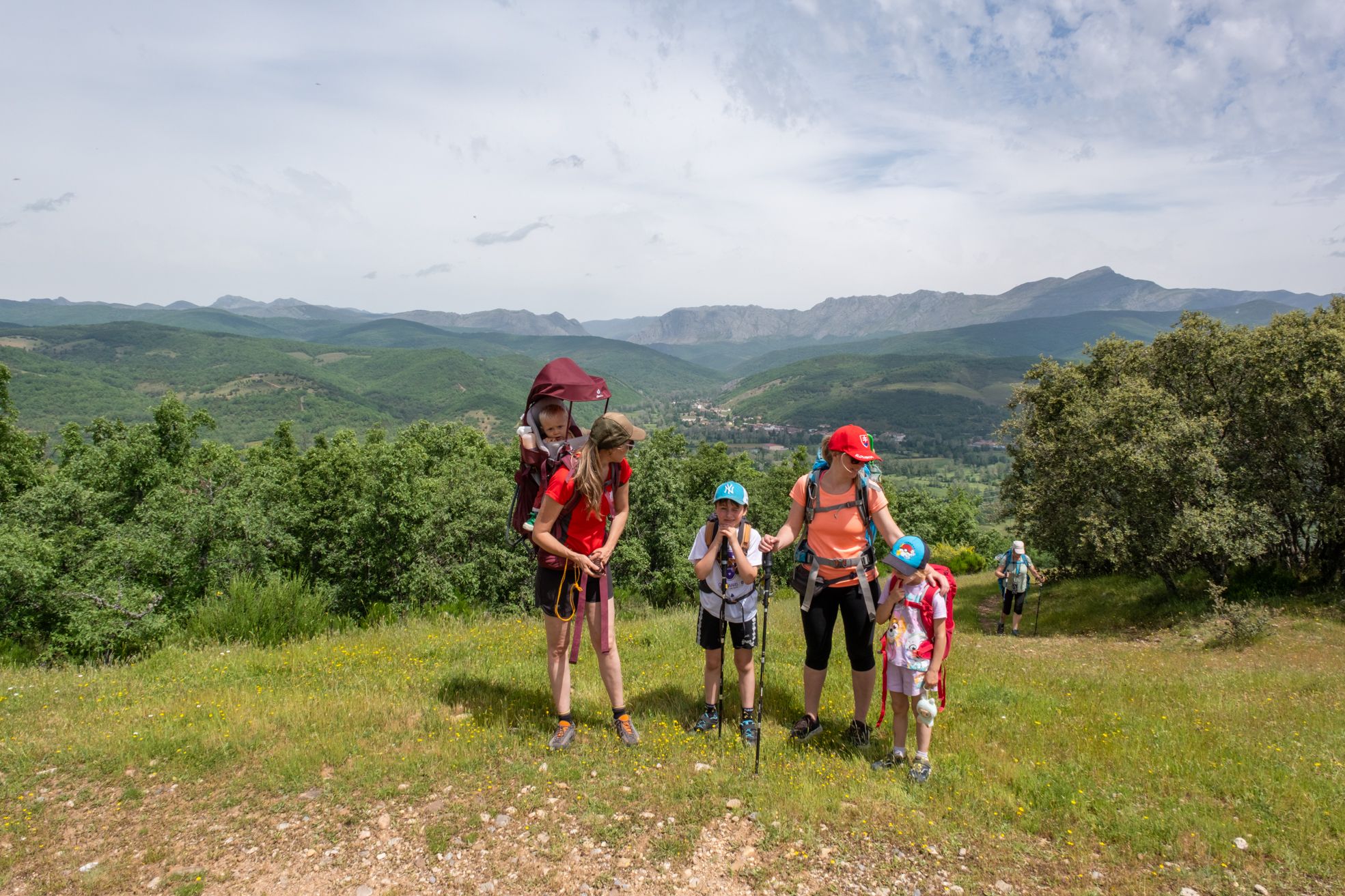 Alcanzando el camino de la subida desde la iglesia. | VICENTE GARCÍA