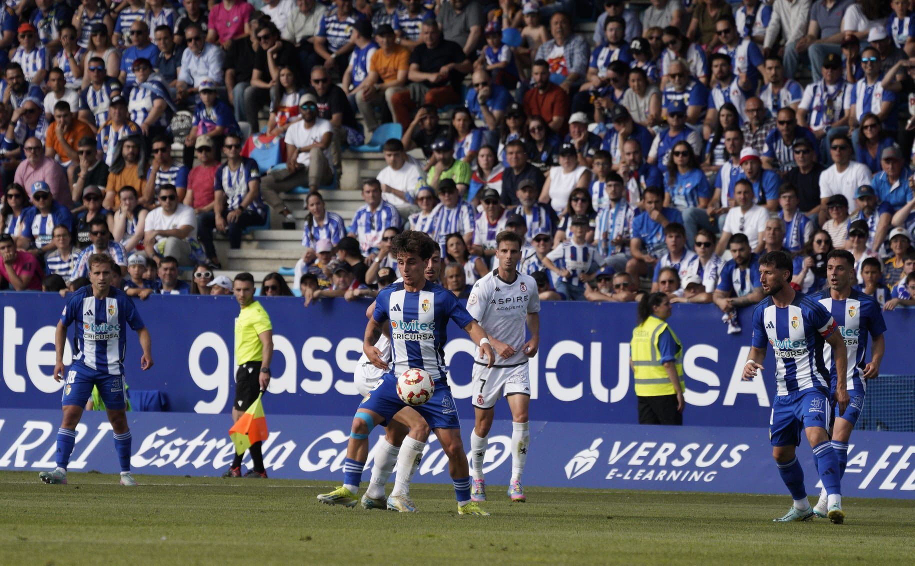 Yeray controla un balón durante el derbi ante la Cultural que terminó quedándose en Ponferrada. PONFERRADINA