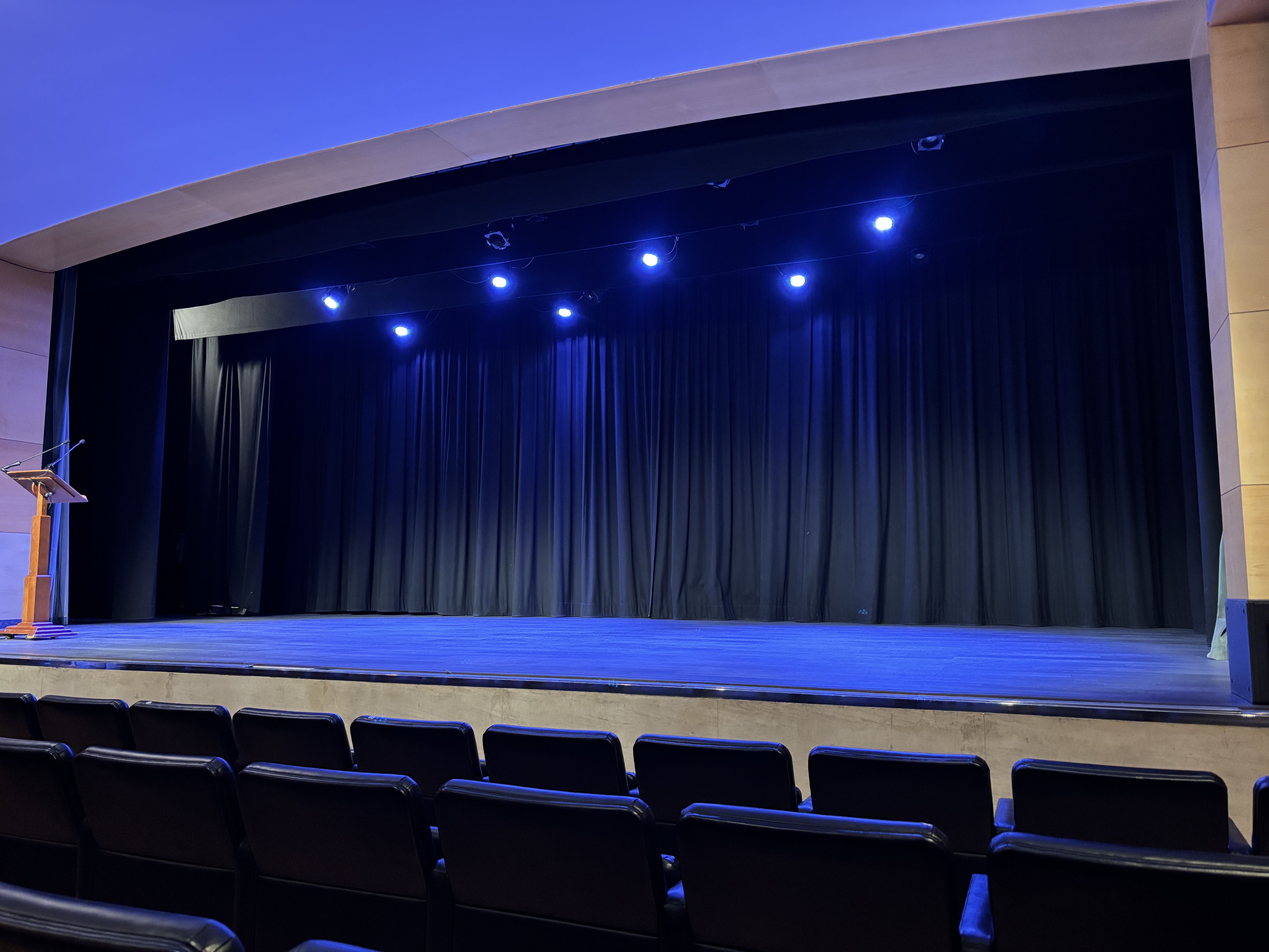 Nueva tarima del escenario de la Sala Río Selmo. | JAVIER FERNÁNDEZ