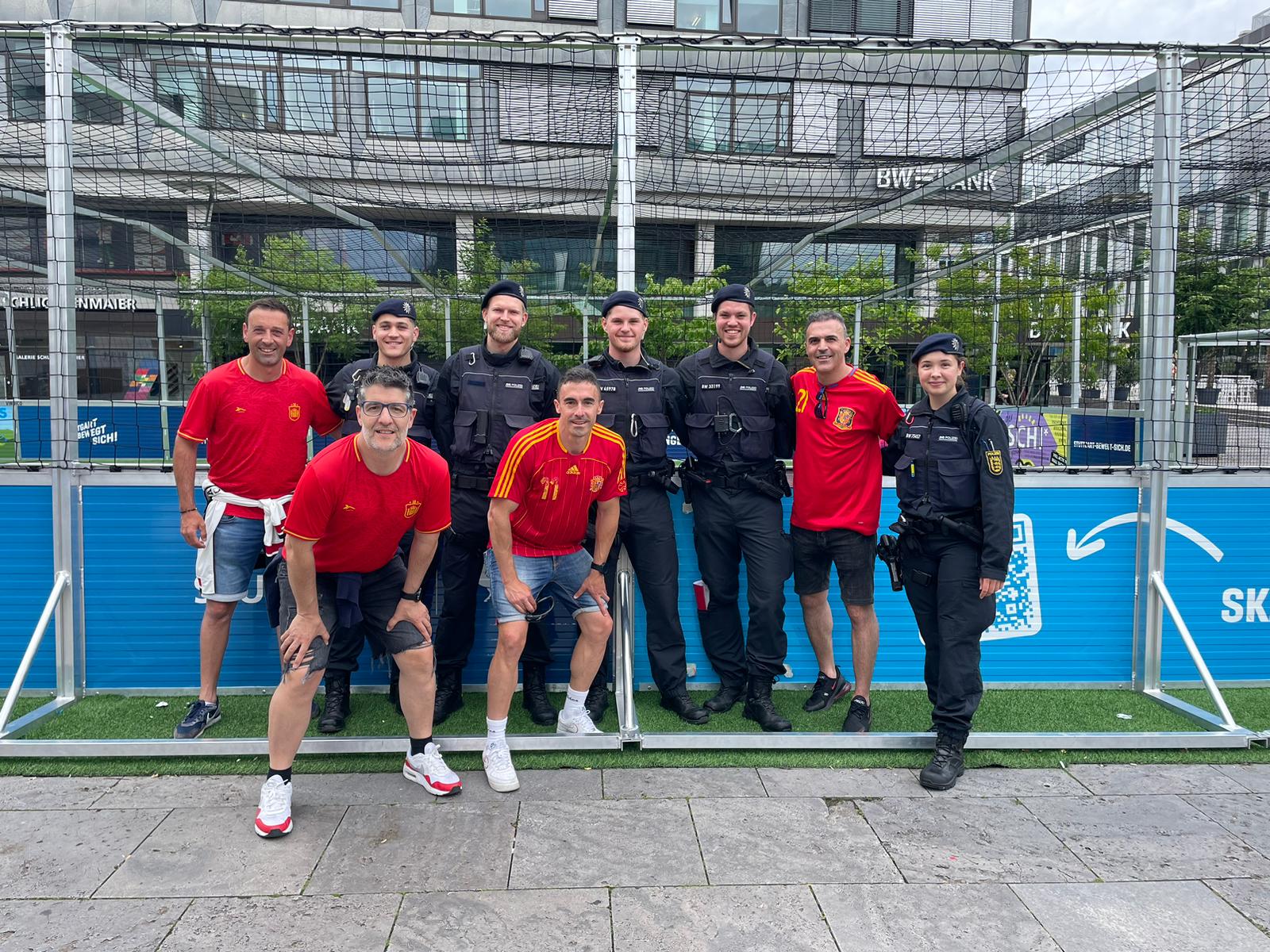Imagen de los policías leoneses y el de Benavente, con sus camisetas de España, junto con los agentes alemanes. | L.N.C.