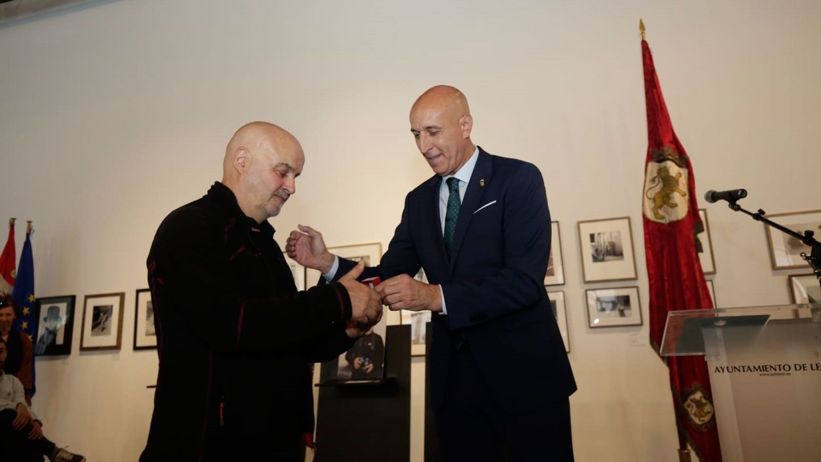 Mauricio Peña recogió la Insignia de Oro de manos del alcalde José Antonio Diez. | FERNANDO OTERO