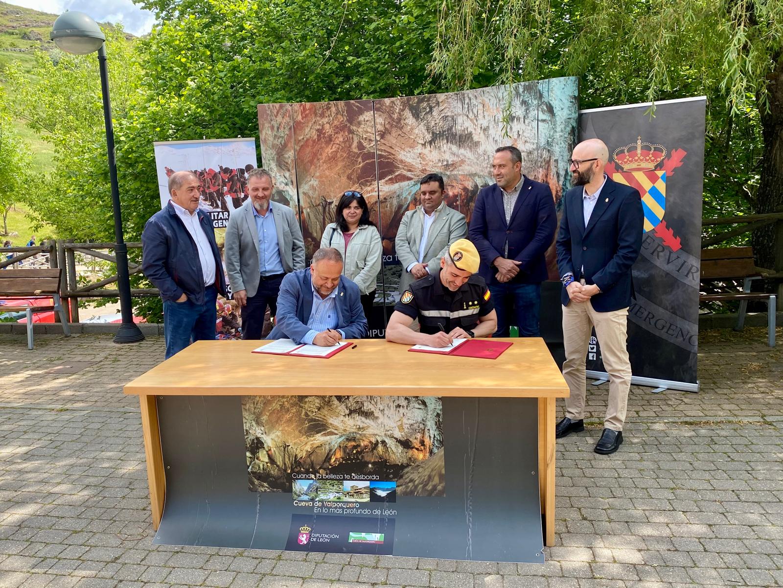 Un momento de la firma del acuerdo de colaboración entre la Diputación y la UME.