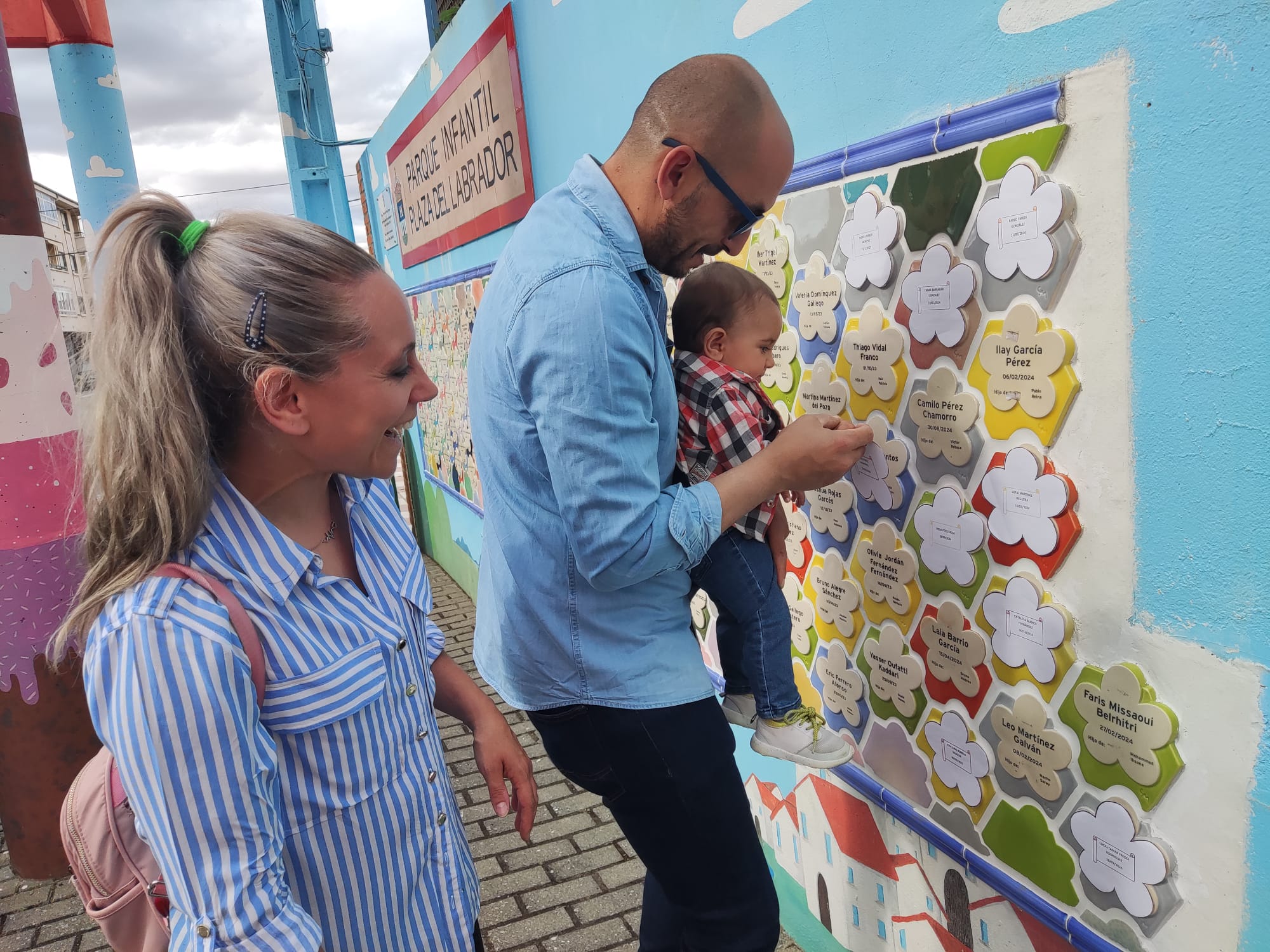 Camilo descubriendo su placa junto a sus padres. | A. RODRÍGUEZ Camilo descubriendo su placa junto a sus padres. | A. RODRÍGUEZ